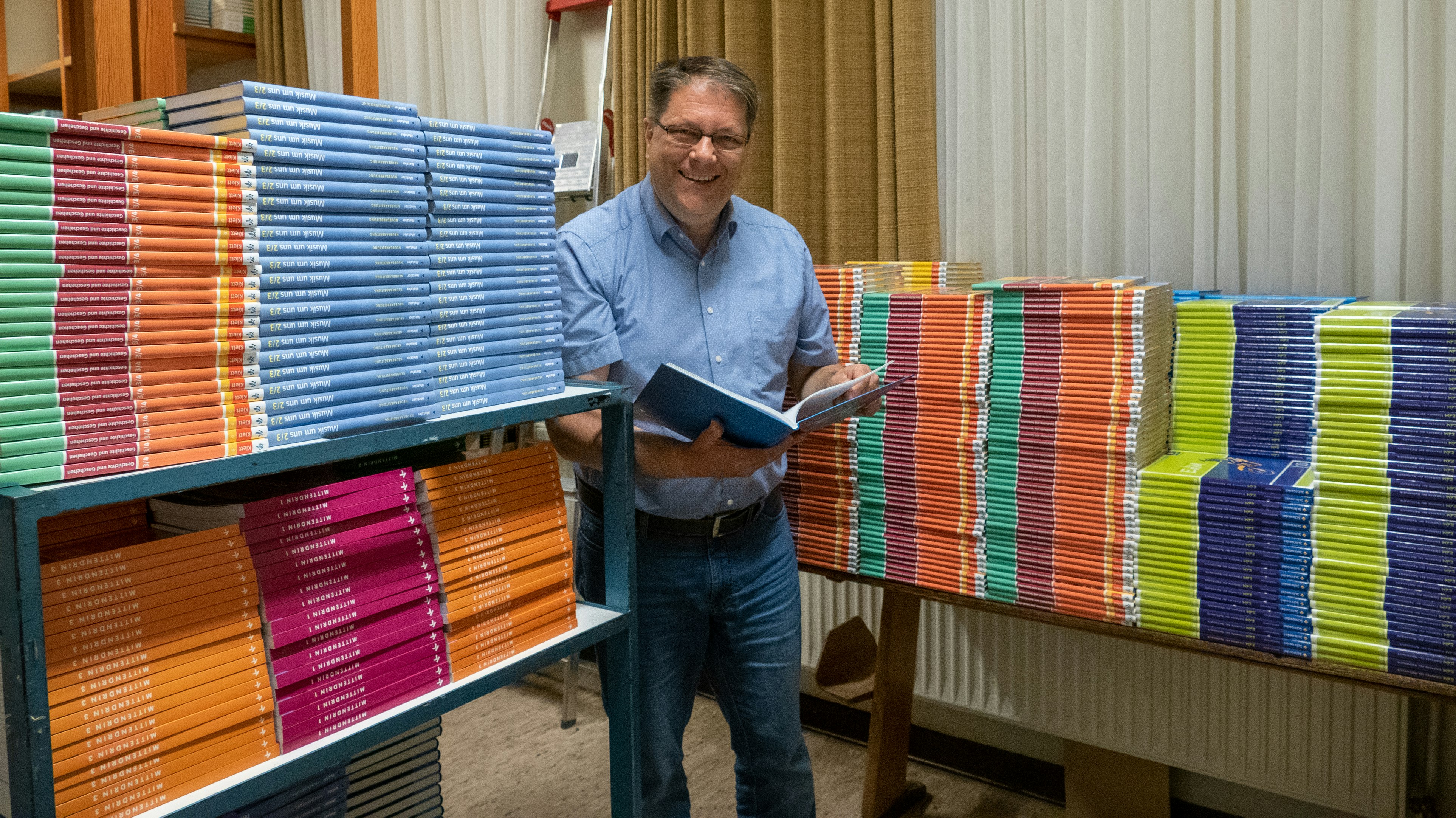 Herr der Bücher: Thomas Orth im Lernmittellager des AMG. Rund 10.000 Schulbücher stapeln sich hier in den Ferien.&nbsp; &nbsp;Foto: Stix