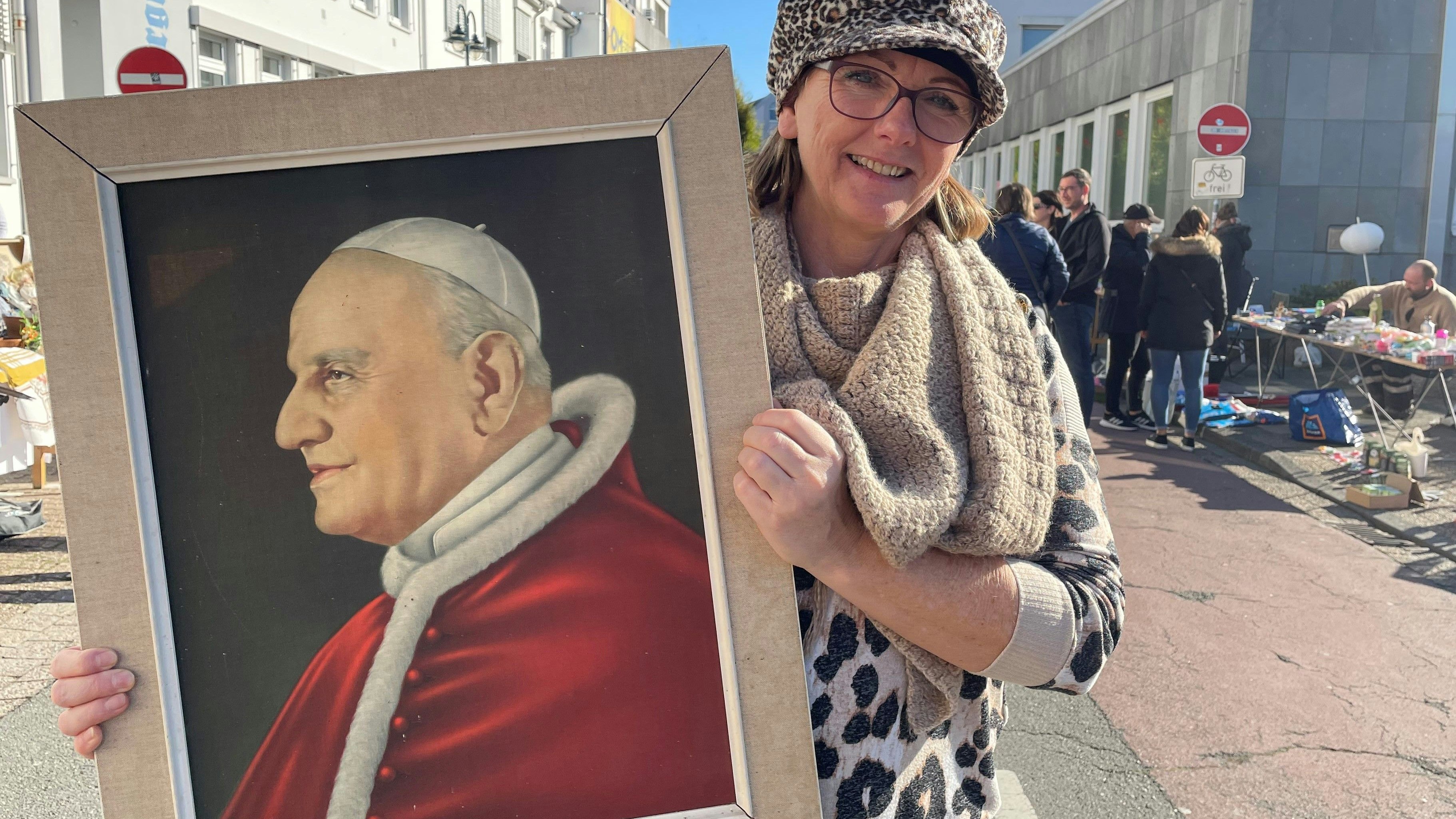Dachbodenfund: Christiane Lange aus Vechta verkaufte unter anderem dieses Bild von Papst Johannes XXIII. Fotos: Hahn