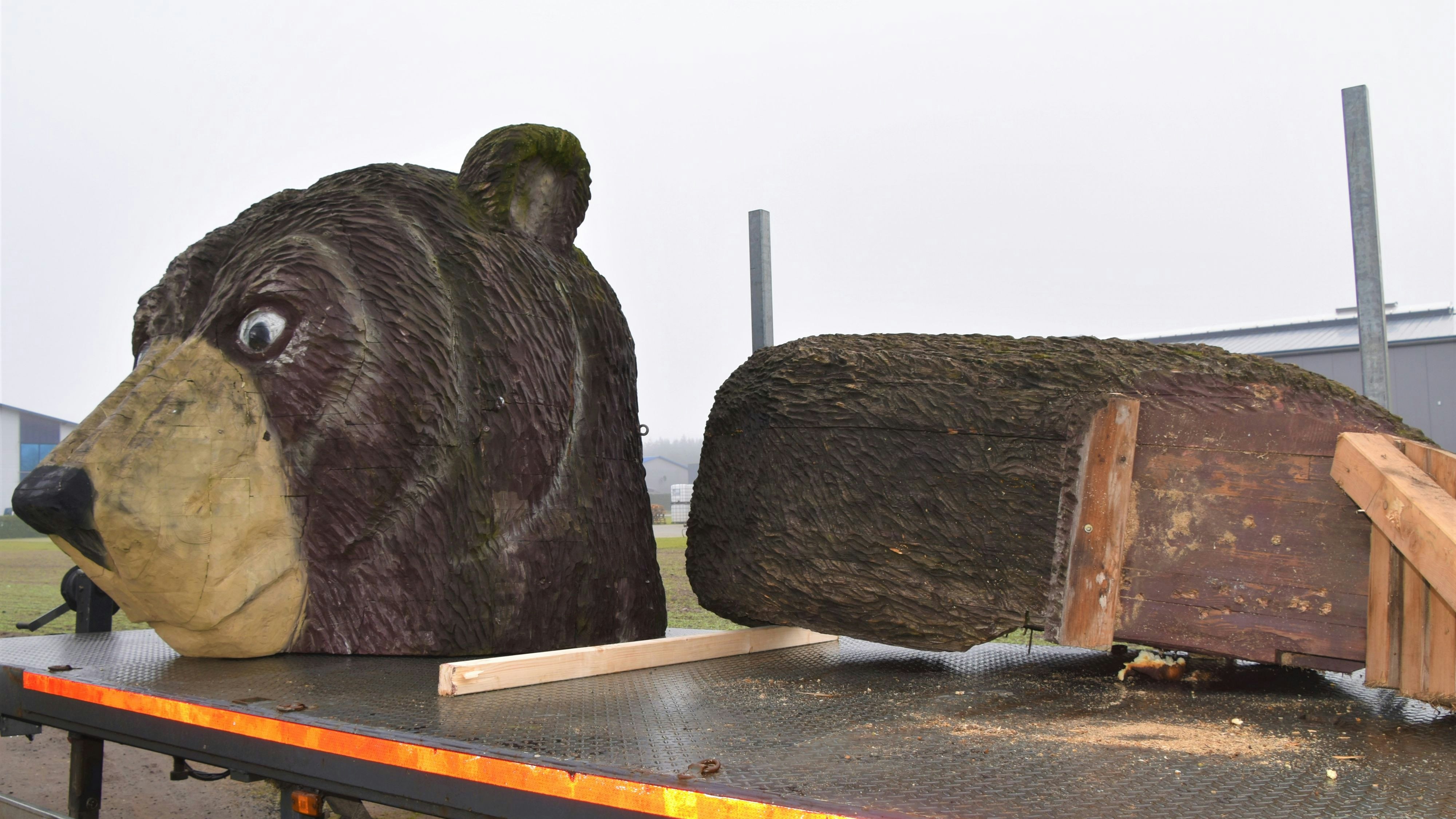 Bärenkopf: In Einzelteilen wurde das mehr als 20 Tonnen schwere Holzkonstrukt abgebaut und transportiert. Foto: Hahn