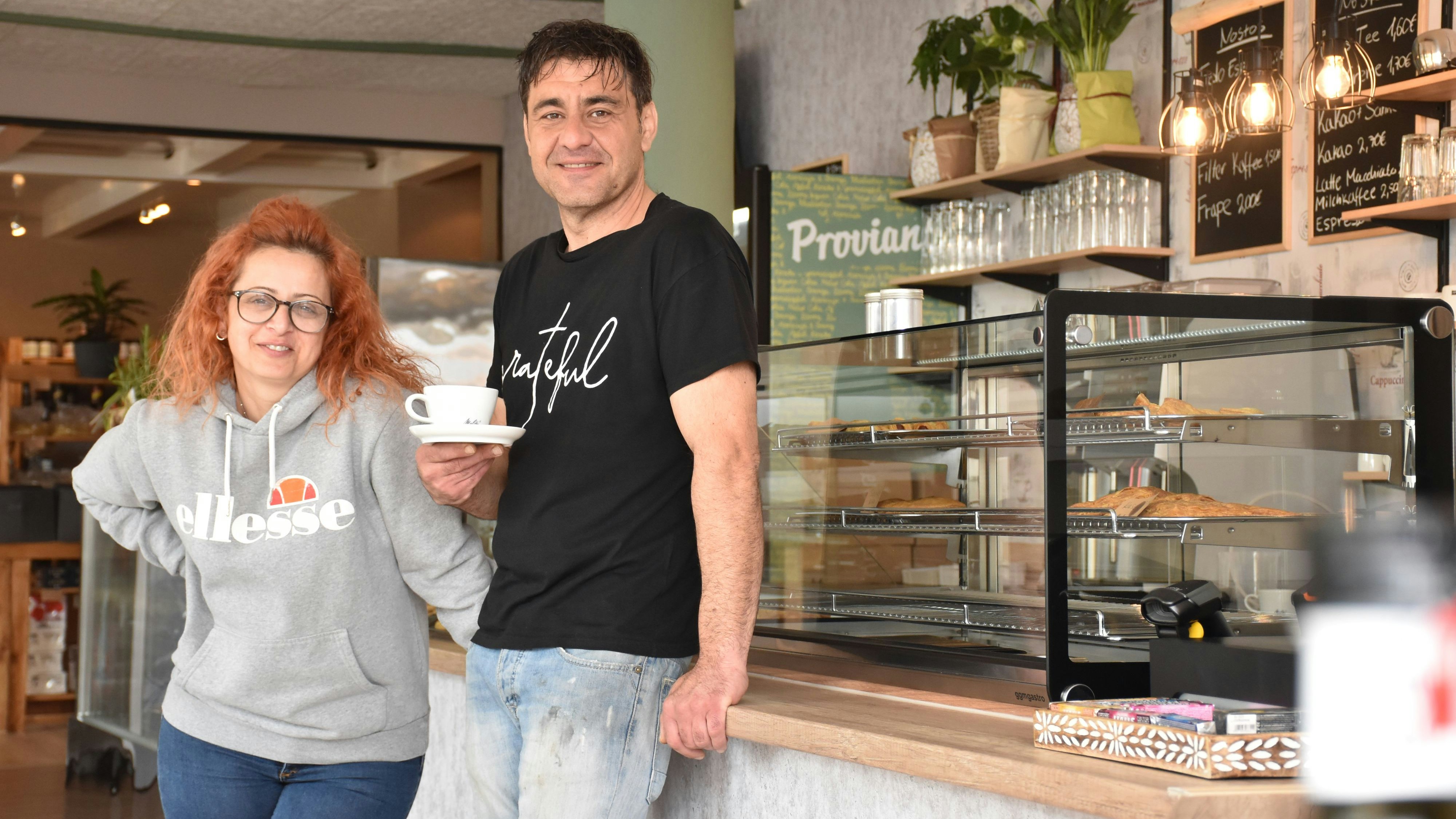 Sie haben ein Gastgeber-Herz: Petros Kostidis und seine Frau Efi Xanthopoulou freuen sich auf viele Kunden in ihrem neuen Geschäft mit Café "Nostos Delicatessen". Foto: Timphaus