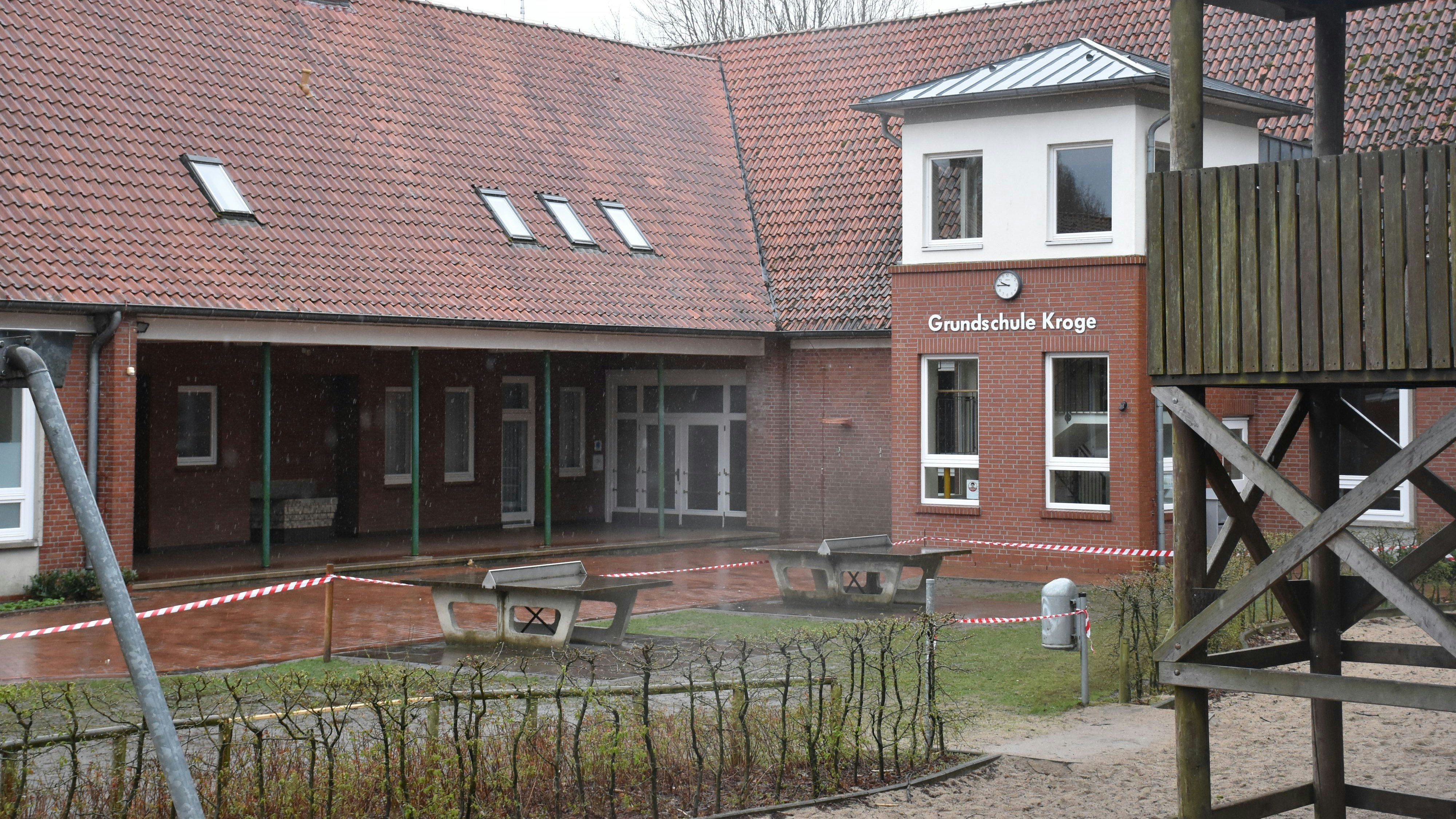 Die Grundschule Kroge verändert sich: Der offene, überdachte Bereich soll durch eine Fensterfront in eine Pausenhalle umgewandelt werden. Foto: Timphaus