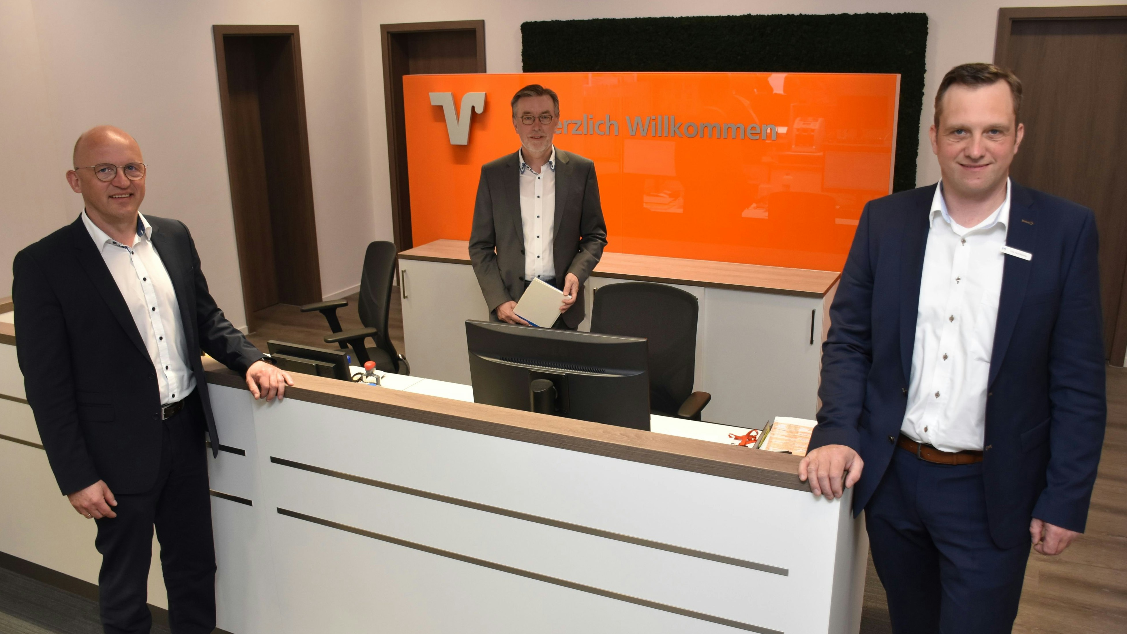 Die Volksbank-Vorstände Gerd Remmers (links) und Siegbert Tegenkamp (Mitte) sowie Filialleiter Dirk Nordlohne freuen sich über den gelungenen Umbau der Niederlassung in Mühlen. Foto: Timphaus