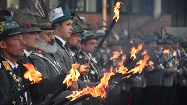 Feierliche Zeremonie: Lohner Schützen begehen Großen Zapfenstreich