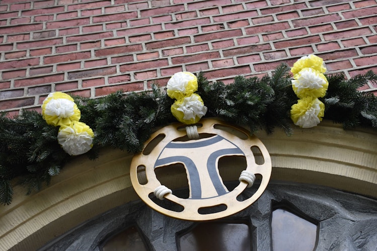 An der Herz-Jesu-Kirche in Kroge hängt anlässlich der Jubiläen ein festlicher Kranz. Foto: Timphaus