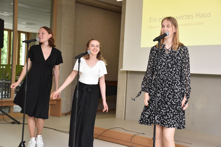 Schwungvoller Auftritt: (von links) Mailin Krone, Jolina Kreyenschmidt und Laura Burwinkel performen Ein ehrenwertes Haus. Foto: Timphaus