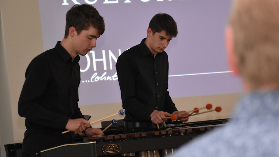 Die Mitglieder der Percussion Zentrale, Franz Diekmann (links) und Jakob Lesch, faszinierten mit ihrem Spiel auf dem Marimbaphon. Foto: Timphaus