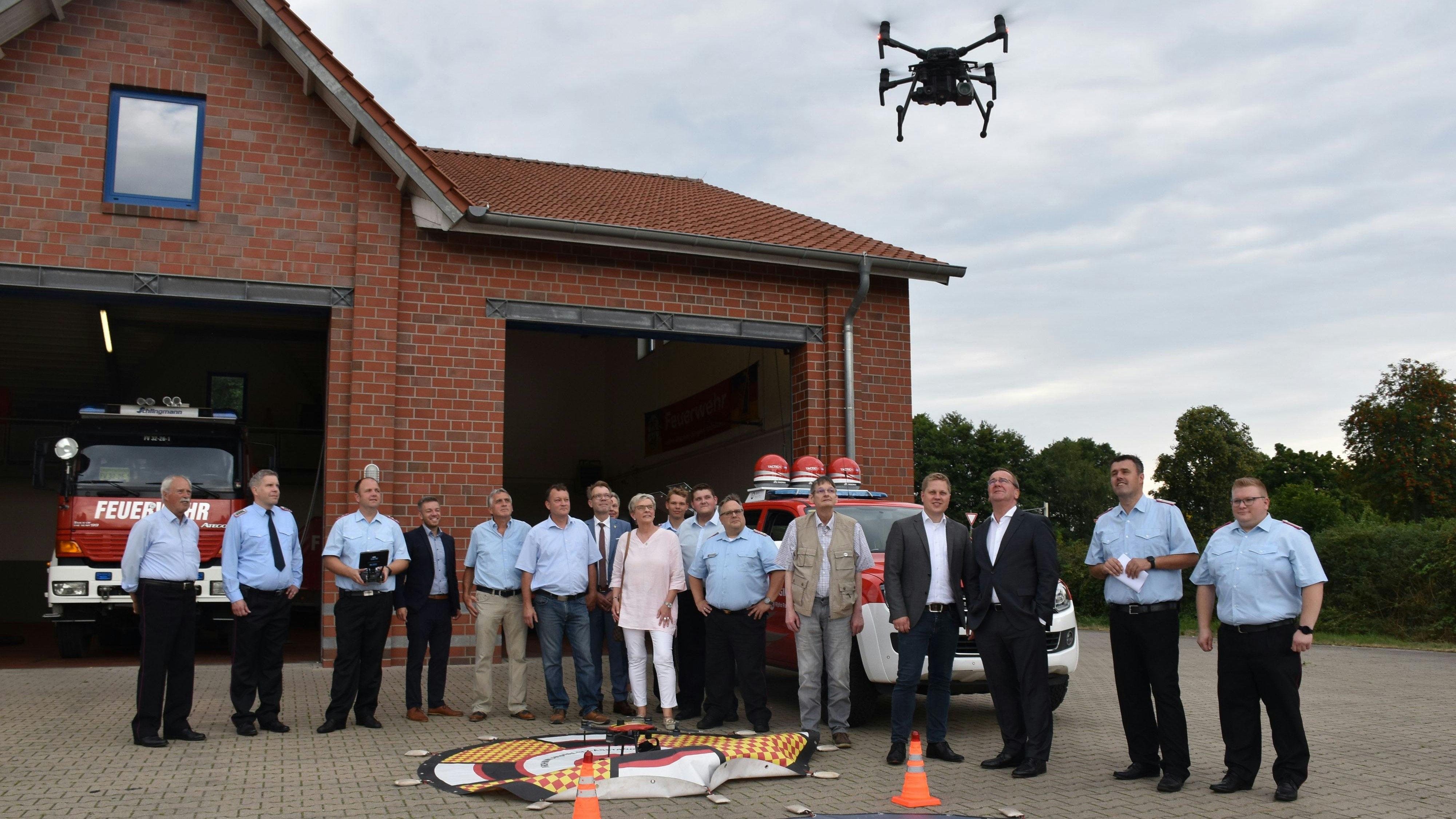 Fliegender Helfer: Beim Besuch von Boris Pistorius, Minister für Inneres und Sport, lässt die Feuerwehr Steinfeld während einer Vorführung eine Drohne aufsteigen. Foto: Timphaus