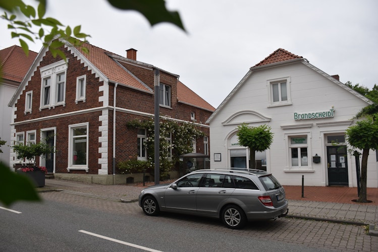 Historische Gebäude: Links die Oldenburger Hundehütte, rechts die einstige Kutschenremise. Foto: Timphaus