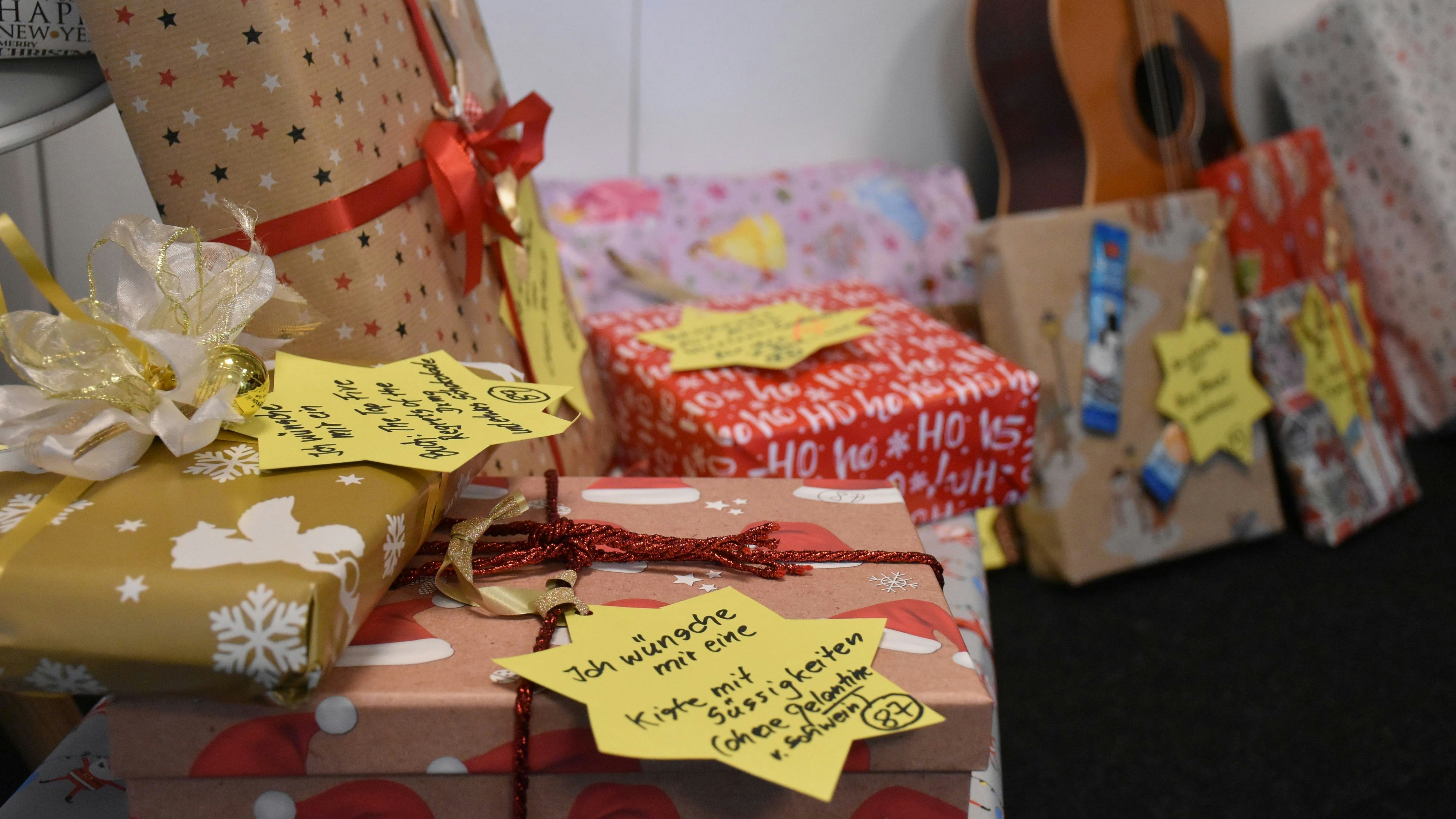 Weihnachtsglück in Hülle und Fülle: Im Kleinen Kaufhauses türmten sich dieser Tage die Geschenke. Foto: Timphaus