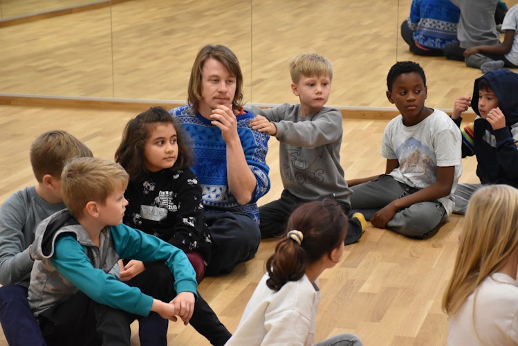 Neue Erfahrungen: Am Theaterkurs unter der Leitung von Roland Wendling und Laura Gericke nahmen 17 Kinder teil. Foto: Timphaus