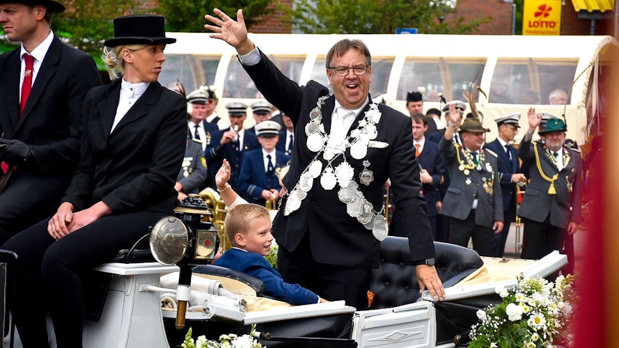 Er ist da: König Hans-Dieter Honkomp wird unter großem Applaus der Schützen empfangen. Foto: Timphaus