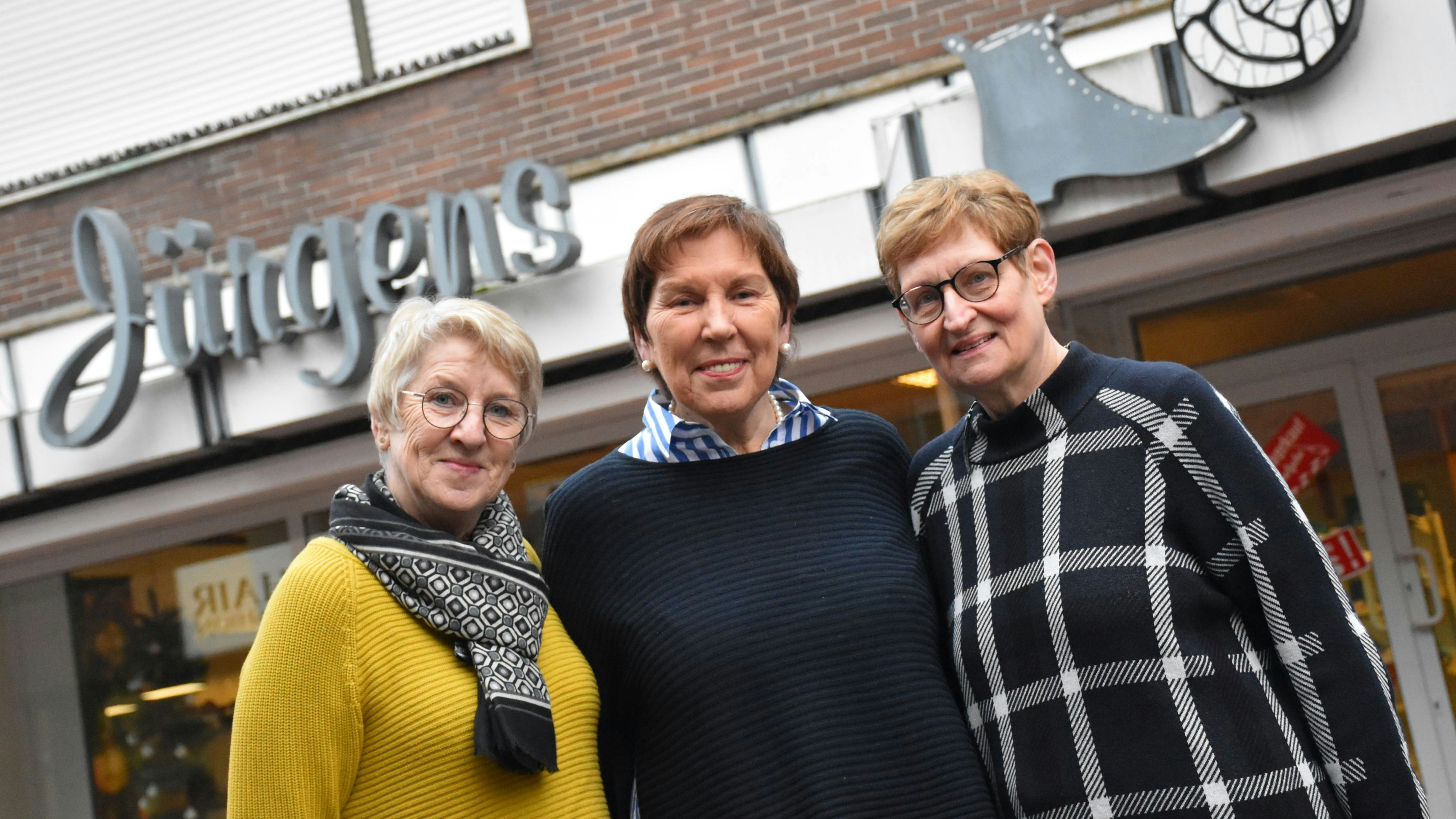 Ein Dank für die Treue: Marianne Jürgens (Mitte) und ihre langjährigen Mitarbeiterinnen Ida von Lehmden (links) und Christa Lausch verabschieden sich von ihrer Kundschaft. Foto: Timphaus