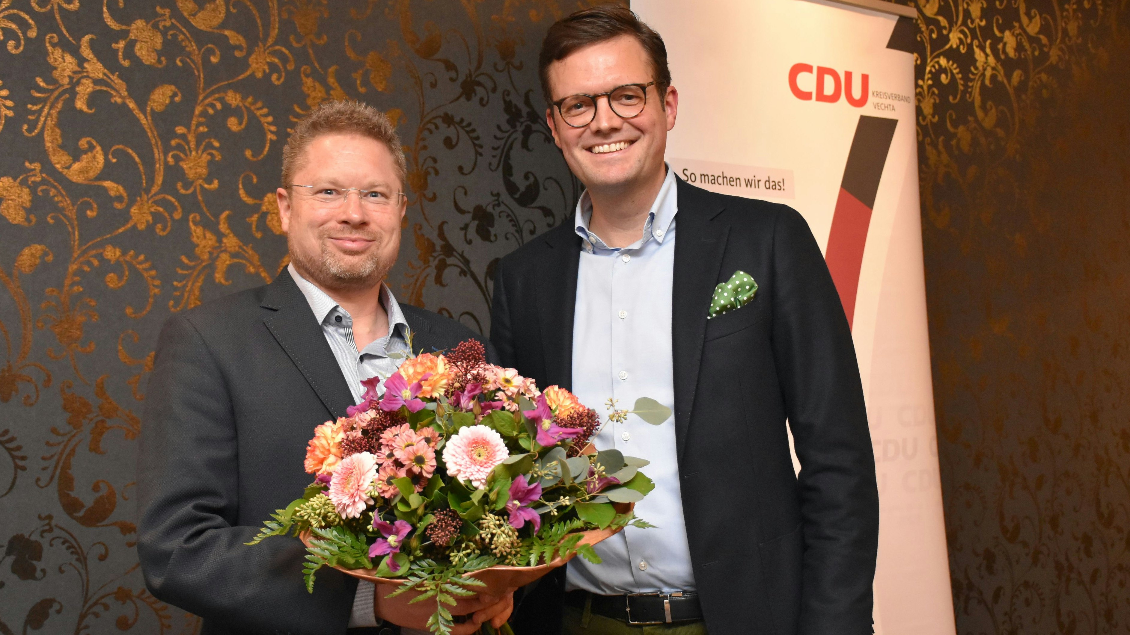 Wechsel an der Parteispitze: Dr. Carsten Bockstette (links) ist neuer Vorsitzender des CDU-Stadtverbandes Lohne. Zu den ersten Gratulanten gehörte sein Vorgänger Dr. Benedikt Olberding. Foto: Timphaus