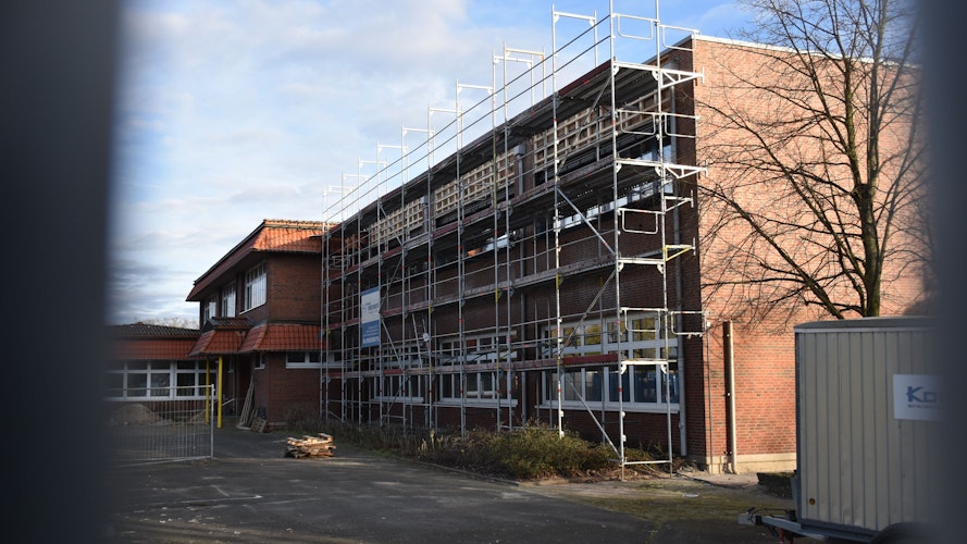Die Fertigstellung verzögert sich bis Mitte Juli: Das Gebäude der St.-Johannes-Schule in Steinfeld ist weiterhin eingerüstet.  Foto: Timphaus