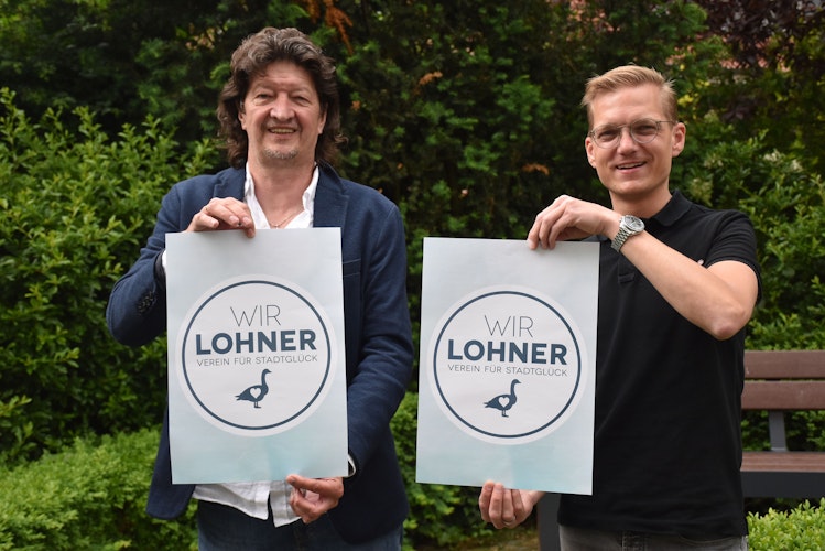 Der Wir Lohner-Vorsitzende Detlef Bornhorst (links) und sein Stellvertreter Henrich Römann präsentieren das neue Vereinslogo. Foto: Timphaus