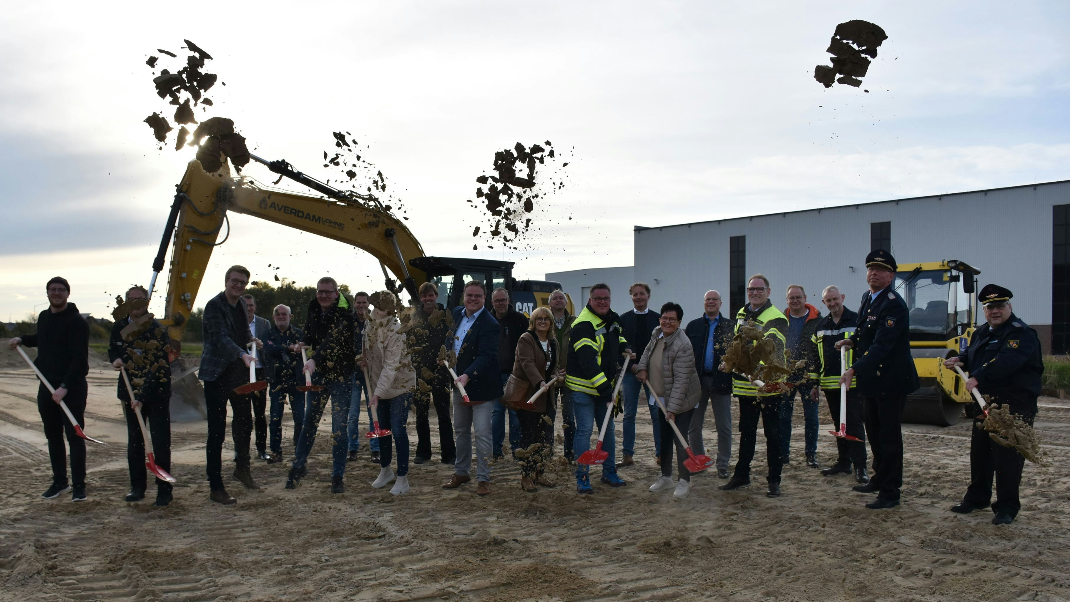 Lasst den Sand fliegen! Am offiziellen Spatenstich für das neue Feuerwehrhaus Brockdorf nahmen Vertreter aus Politik, der Feuerwehr sowie beteiligter Unternehmen teil. Foto: Timphaus