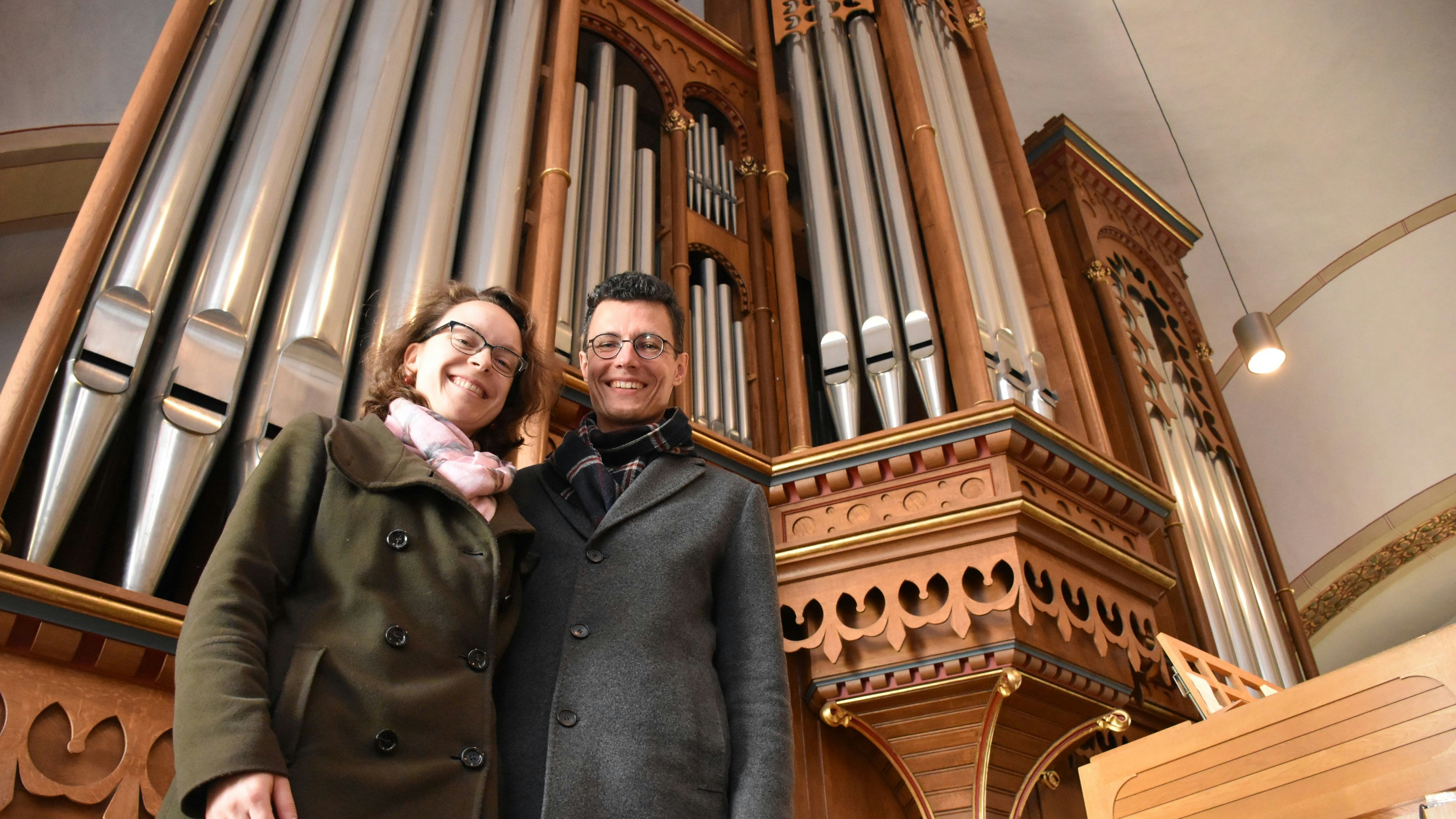 Sie harmonieren beruflich und privat: Die Kirchenmusiker Barbara Thalhammer und Christian Kienel stehen an der Lobback-Orgel in der Kirche St. Gertrud in Lohne. Foto: Timphaus