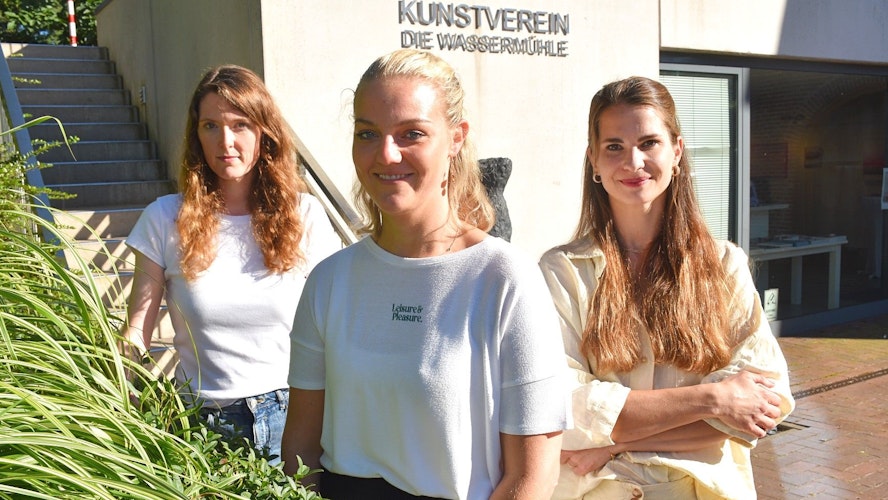 Sie stellen gemeinsam in der Wassermühle in Lohne aus: (von links) Maria Zumholz, Antonia Heckmann und Melanie Voltz. Foto: Timphaus