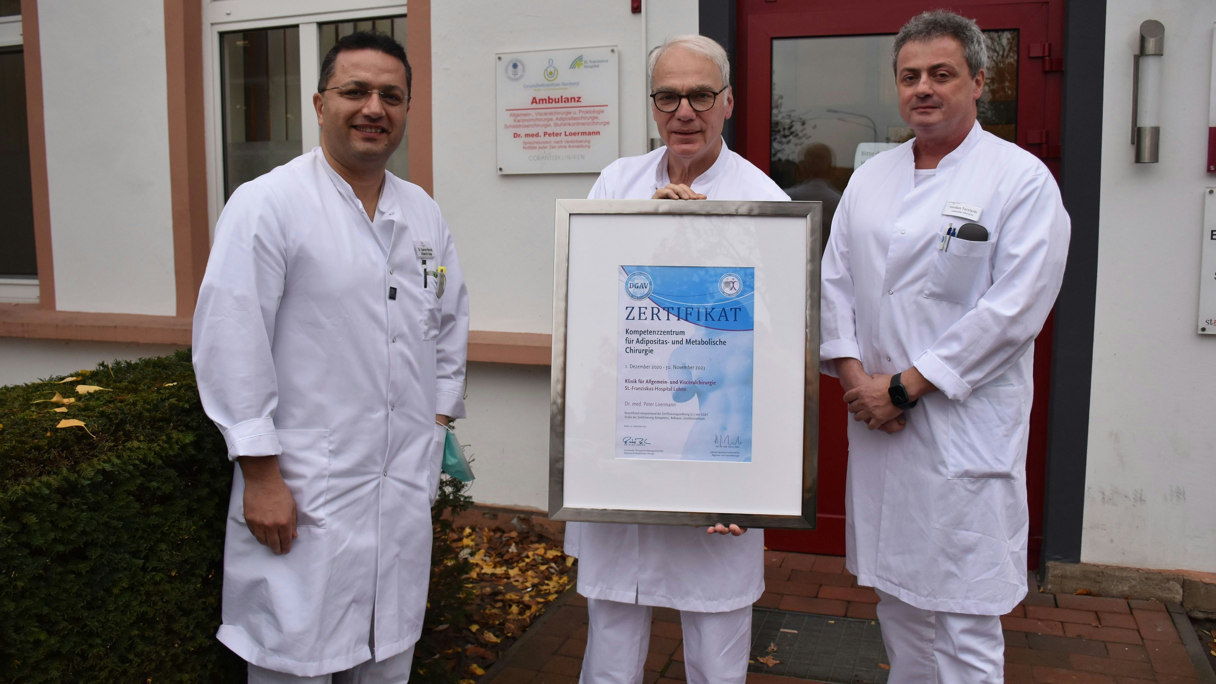 Sie sind stolz auf die hohe Qualität des Adipositaszentrums: Dr. Samer Morad (Leitender Oberarzt), Zentrumsleiter Dr. Peter Loermann und Yordan Terziyski (Leitender Oberarzt).&nbsp; &nbsp;Foto: Timphaus