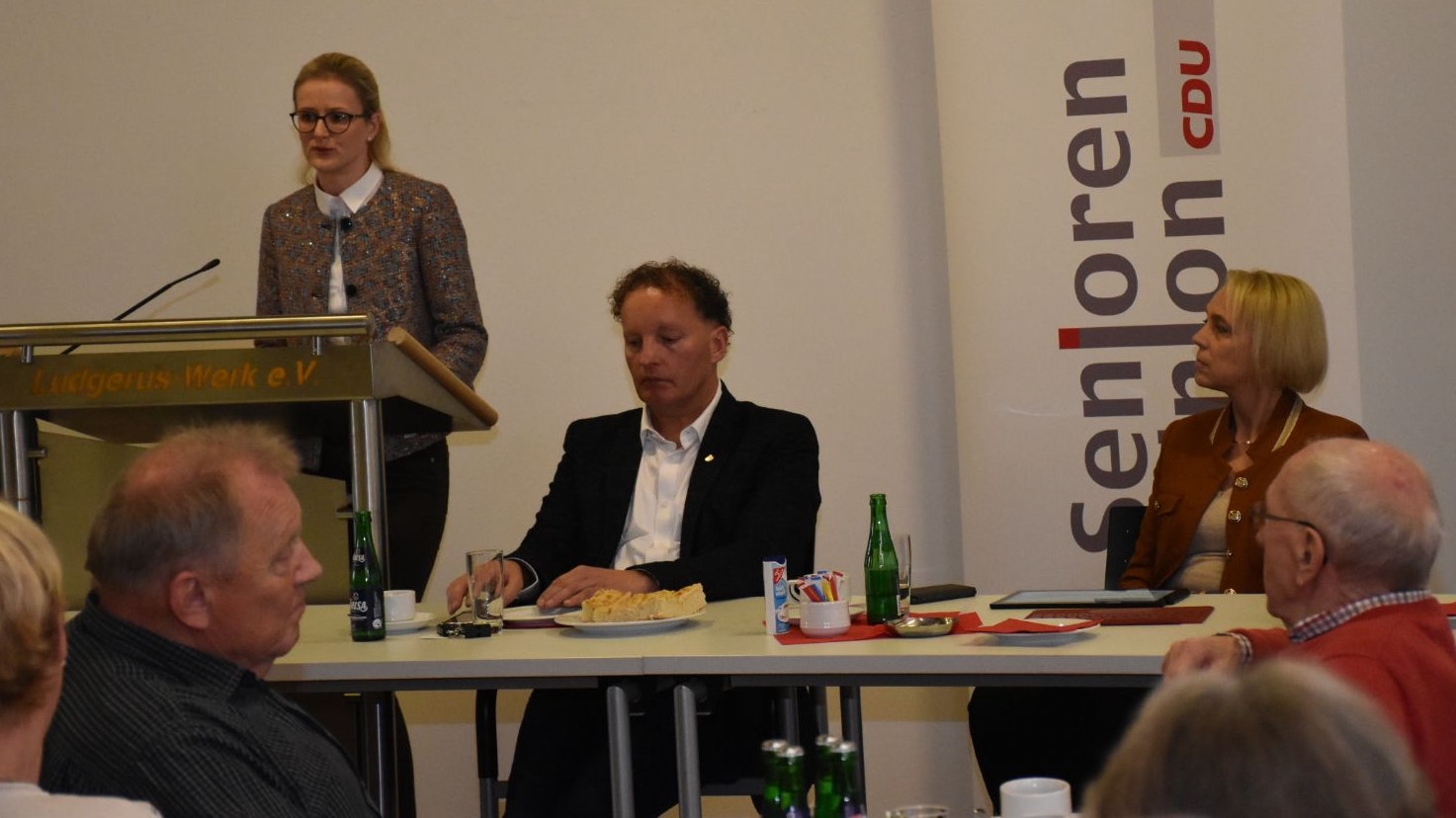 Auf dem Podium: Dr. Henrike Voet (links), Walter Sieveke und Petra Ahlers stellten sich bei der Senioren Union vor. Foto: Timphaus
