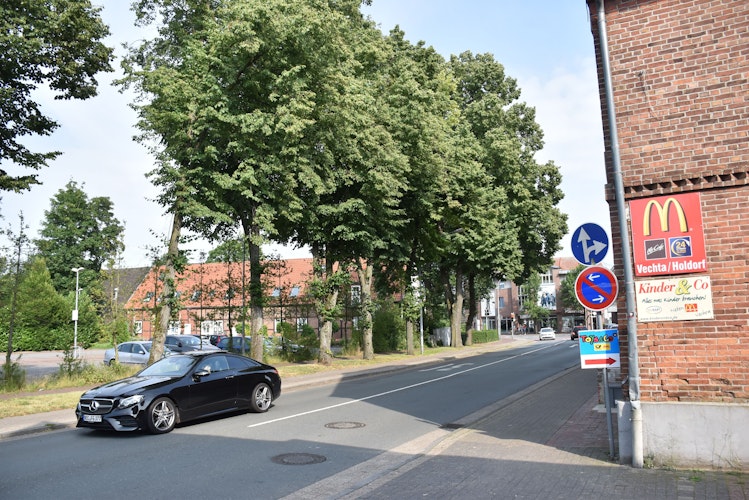 Im Bereich der Linden soll eine Be- und Entladezone entstehen, um die Verkehrssituation vor den Geschäftshäusern Römann und Kauver für Radfahrer und Fußgänger zu verbessern und sicherer zu machen. Foto: Timphaus