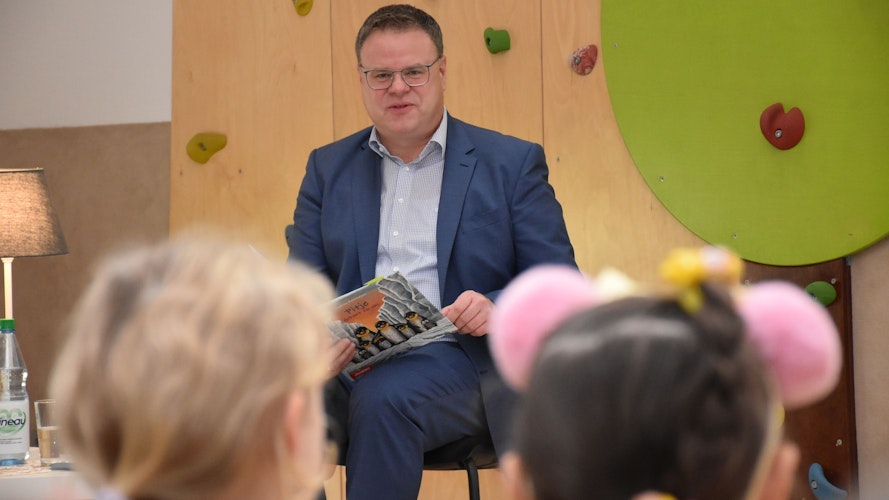 Die Landratte und der Pinguin Pitje: Tobias Gerdesmeyer las den Kindern im Kindergarten St. Gertrud in Lohne etwas vor. Foto: Timphaus