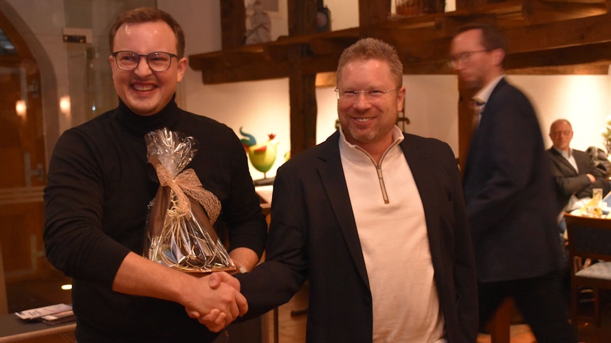 Der CDU-Stadtverbandsvorsitzende Dr. Carsten Bockstette (rechts) dankt Lorenz Brockmann für seinen inspirierenden Auftritt. Foto: Timphaus