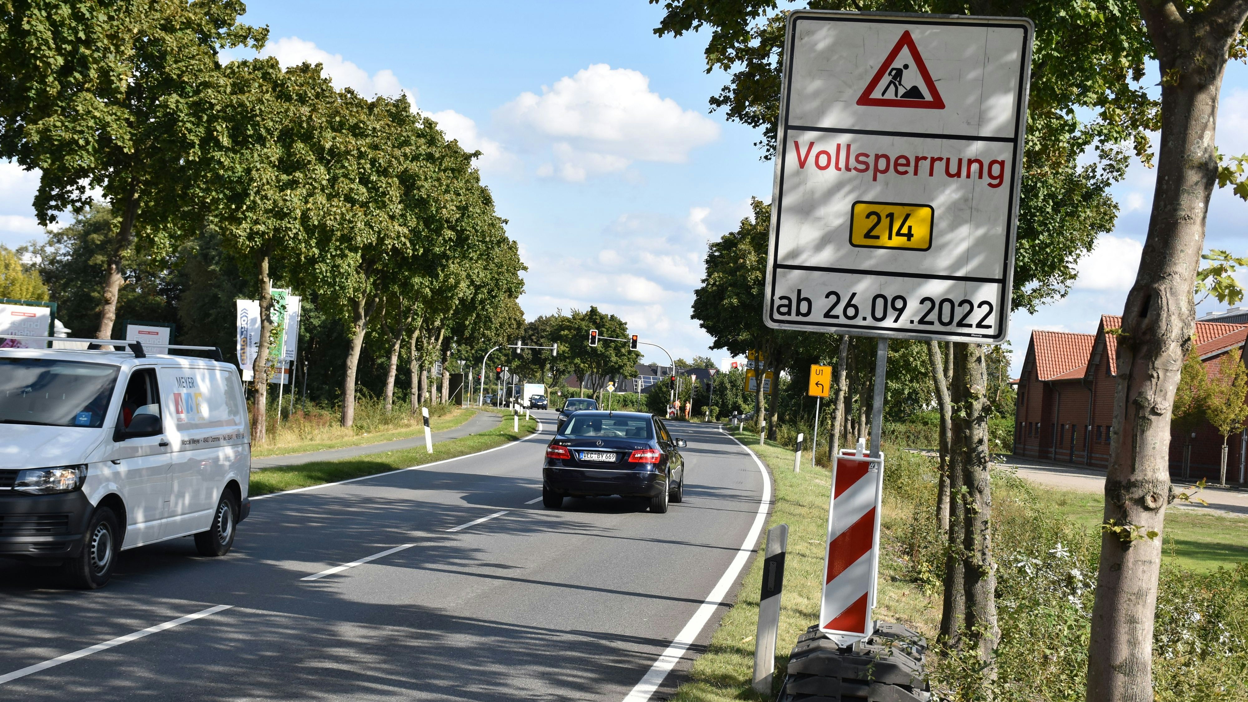 Die Bundesstraße 214 bei Steinfeld ist ab Montag (26. September) zwischen den Kreuzungen Bahnhofstraße und Lohner Straße voll gesperrt. Die Fahrbahnsanierung dauert etwa 3 Wochen. Foto: Timphaus