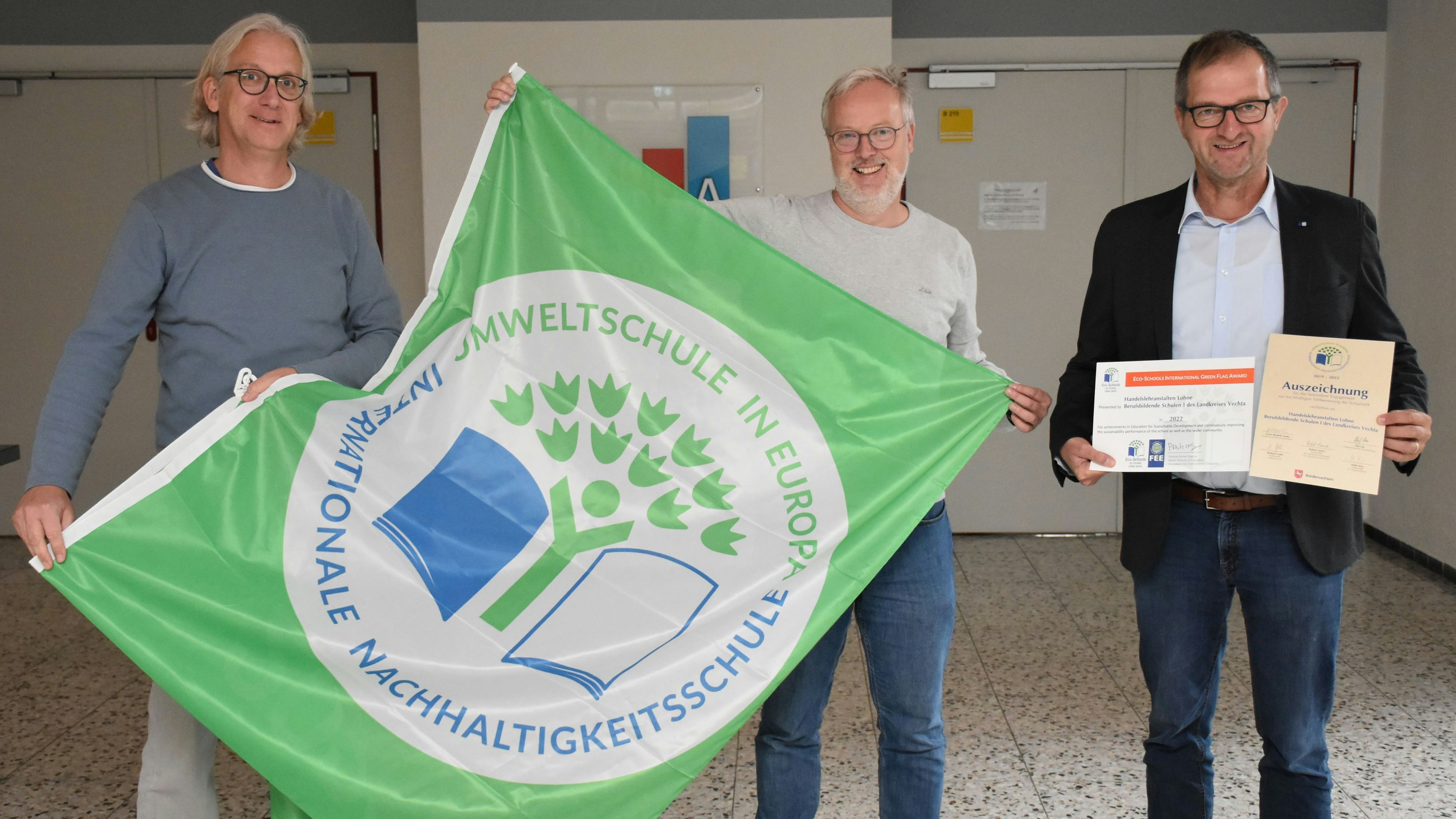 Stolz auf Auszeichnung: (von links) die Oberstudienräte Ludger Ester und Volker Lampe sowie HLA-Schulleiter Ernst Escher. Foto: Timphaus