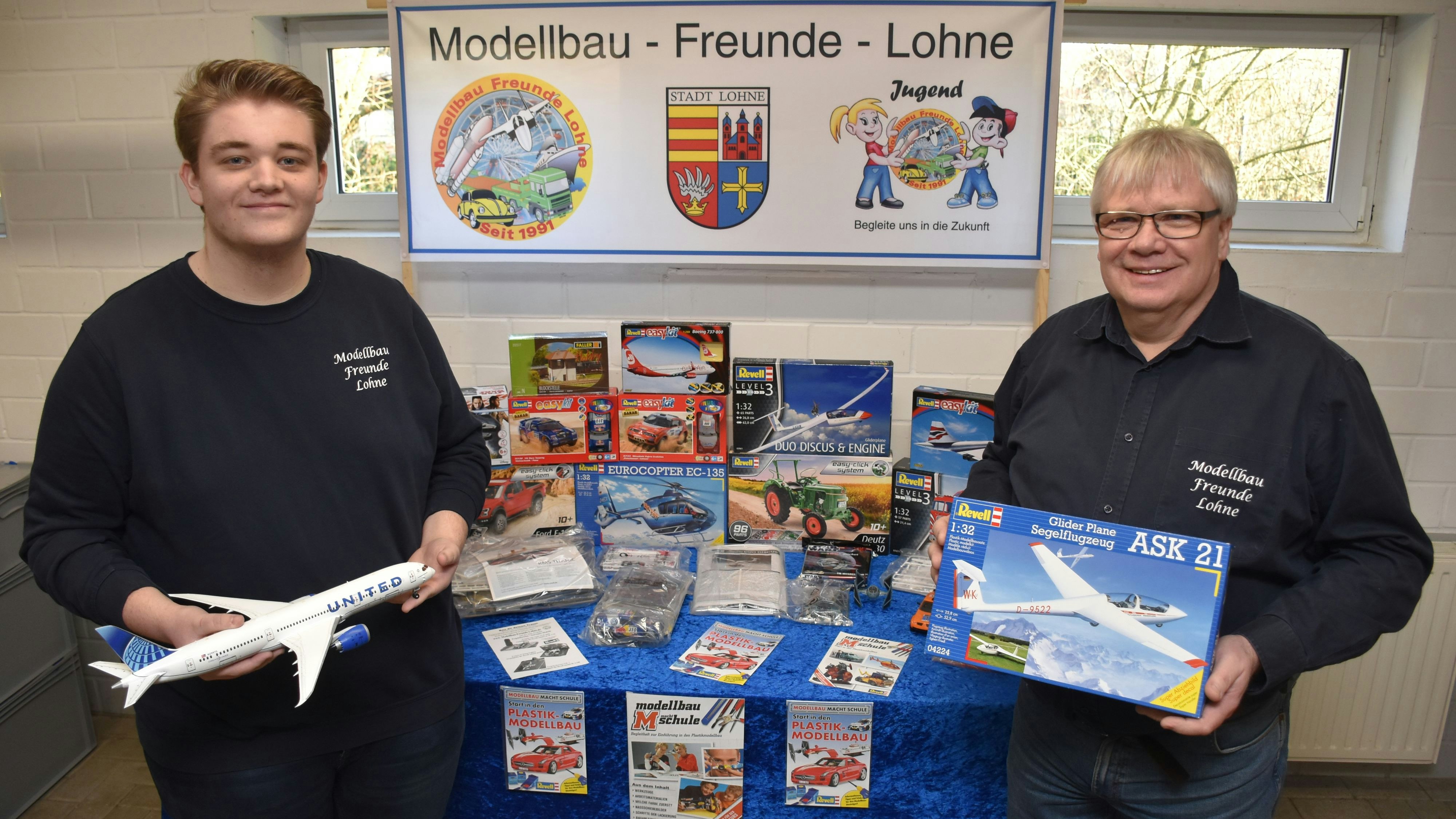 Johannes Dué (links) und sein Vater Karl-Heinz wollen neuen Nachwuchs für die Modellbau-Freunde Lohne gewinnen. Foto: Timphaus