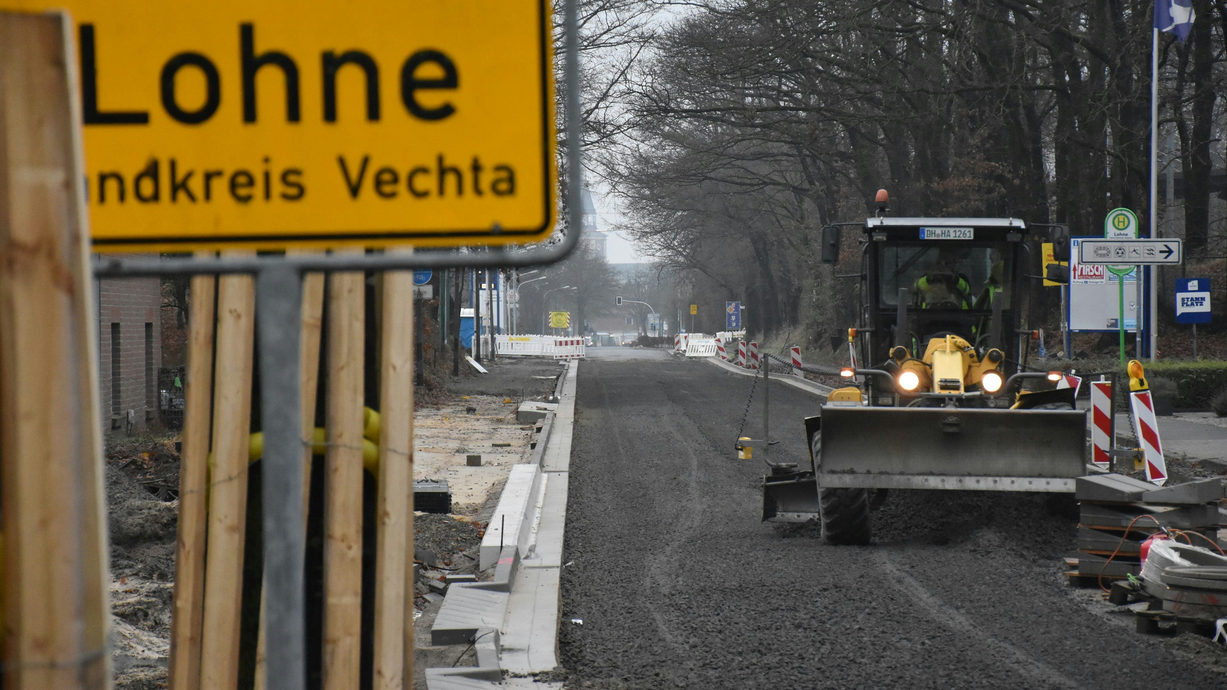 Ein aktuelles Projekt: Für circa 2,8 Millionen Euro lässt die Stadt Lohne derzeit die Steinfelder Straße ausbauen. Die Anlieger sollten bisher etwa 150.000 Euro beisteuern. Falls die Straßenausbaubeiträge wie von der CDU beantragt wegfallen, müsste die Stadt diese Summe selbst aufbringen. Foto: Timphaus