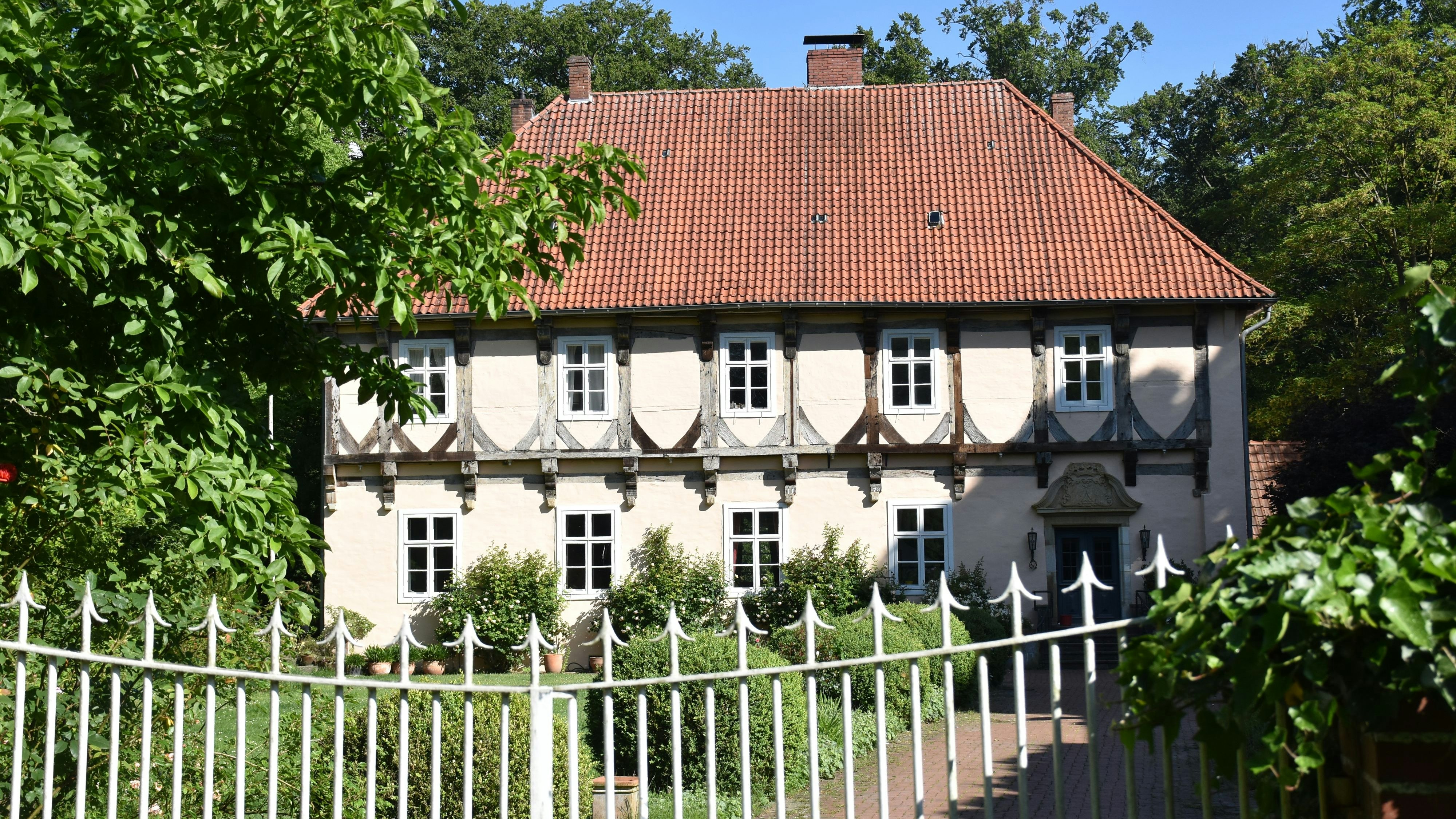 Die Burg Hopen wurde 1517 errichtet. Sie zählt zu den wichtigsten Baudenkmälern der Stadt. 2014 wurde das Herrenhaus aufwendig renoviert. Foto: Timphaus