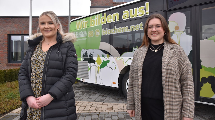 Werbung, die ankommt: Ausbildungsleiterin Julia Nüvemann und Mediengestalterin Anna Morasch vor dem neuen Biochem-Bus der Firma Schomaker. Foto: Timphaus