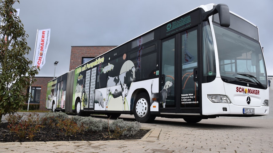 Der Schomaker-Bus mit der Botschaft Biochem – Jobs mit Perspektive und tierischen Motiven fährt seit Kurzem auf den Hauptlinien im Landkreis Vechta. Foto: Timphaus