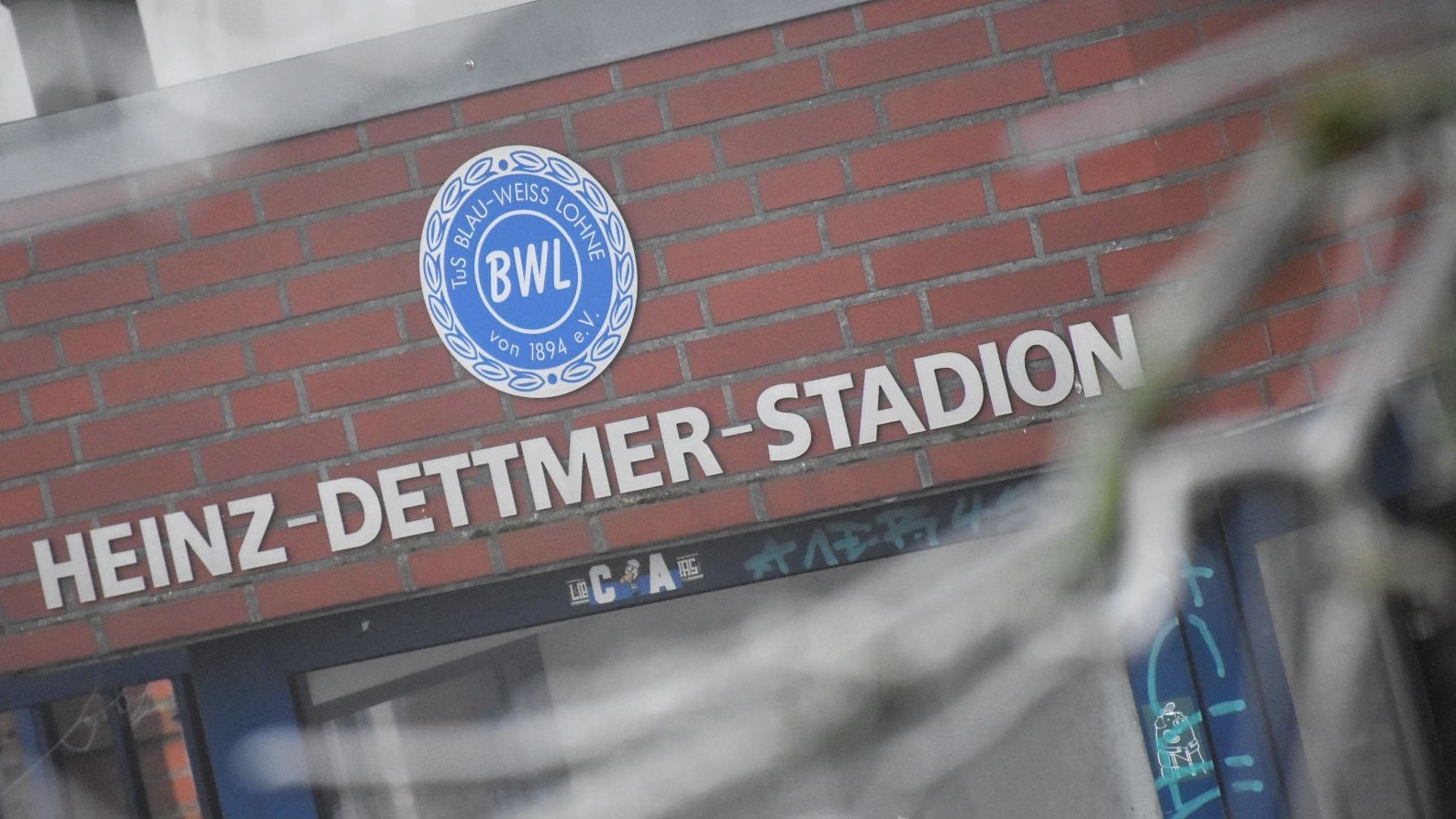 Raureifkälte im Dezember: Die Diskussion über den städtischen Zuschuss für den Umbau des Heinz-Dettmer-Stadions von Blau-Weiß Lohne lief dagegen zwischenzeitlich heiß.&nbsp; &nbsp; Foto: Timphaus