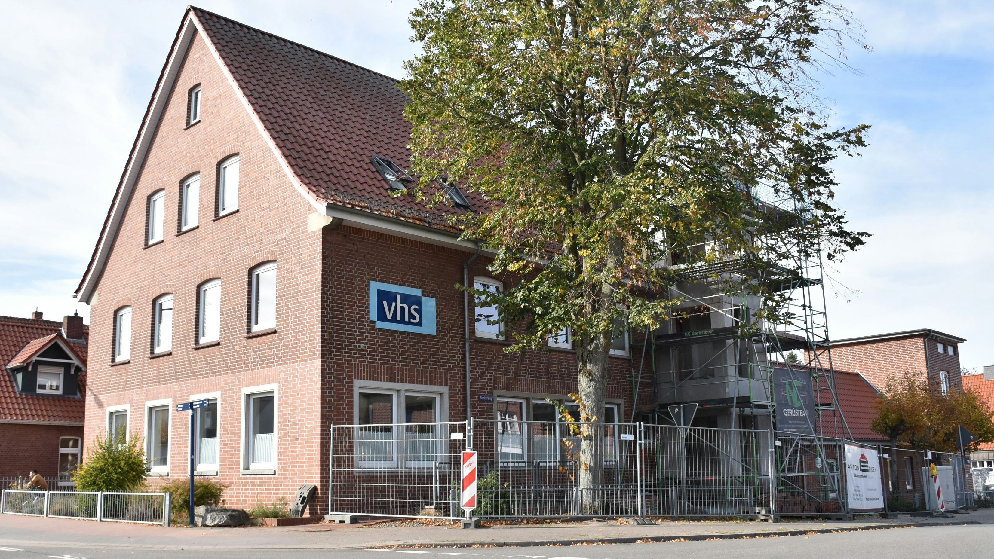 Die Kreisvolkshochschule Vechta betreibt eine Außenstelle an der Lindenstraße in Lohne. Das Gebäude wird aktuell ausgebaut und saniert. Da sich die Kosten erhöht haben, hat die Einrichtung einen Zuschuss bei der Stadt Lohne beantragt. Foto: Timphaus