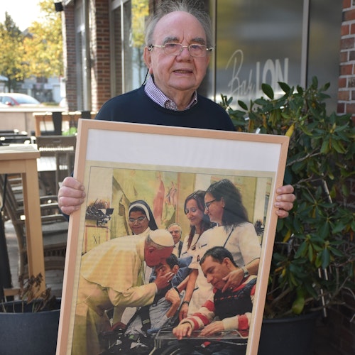 Bewunderer des Pontifex: Hermann Abeln mit einem Bild, das Papst Franziskus und eine Gruppe Behinderter zeigt. Foto: Timphaus