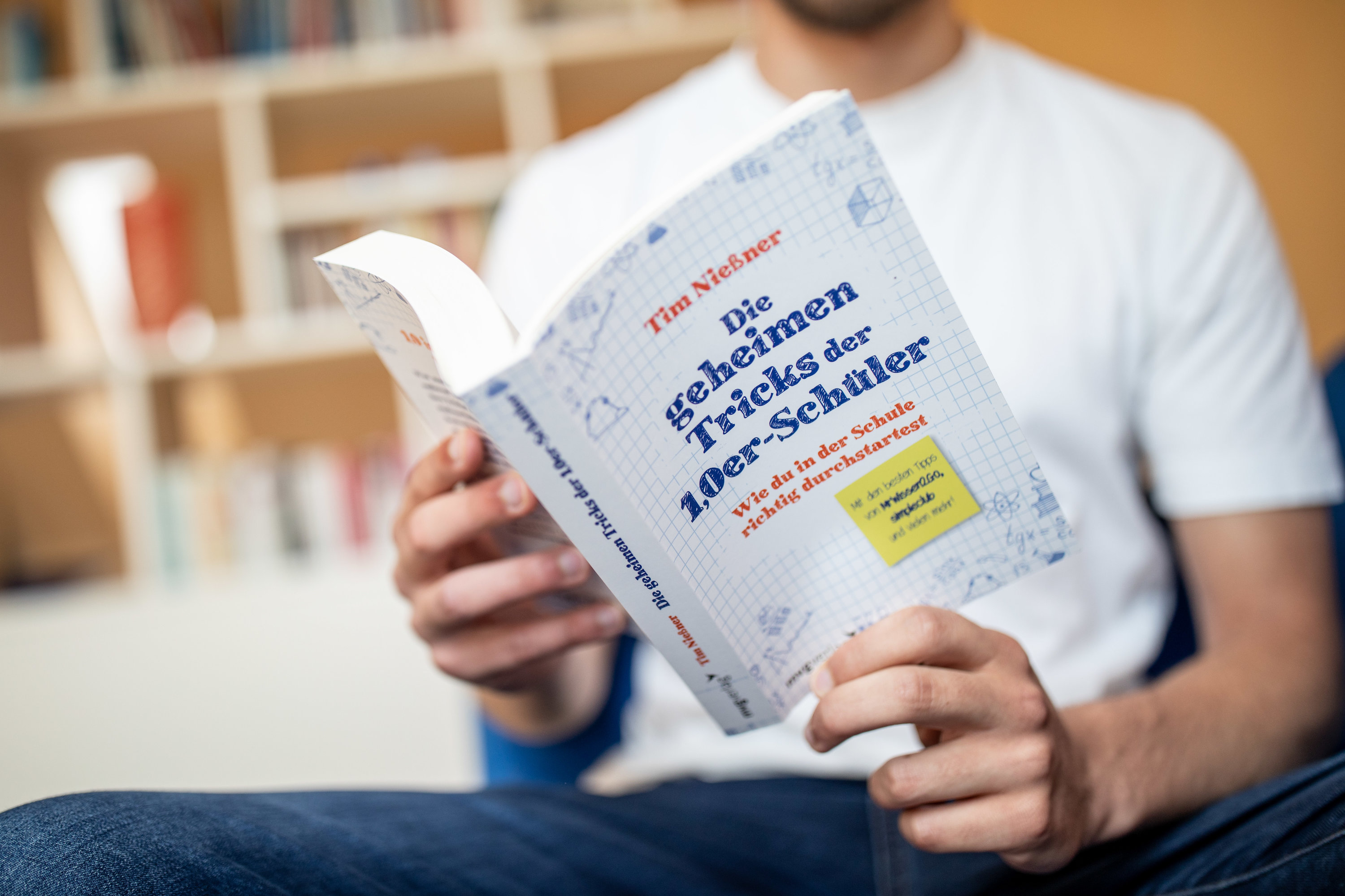 Alle Tricks, zusammengefasst in einem Buch: Tim Nießner glaubt, jeder Schüler könne ein Abitur mit einem Einserschnitt schaffen. Foto: dpa / Kusch