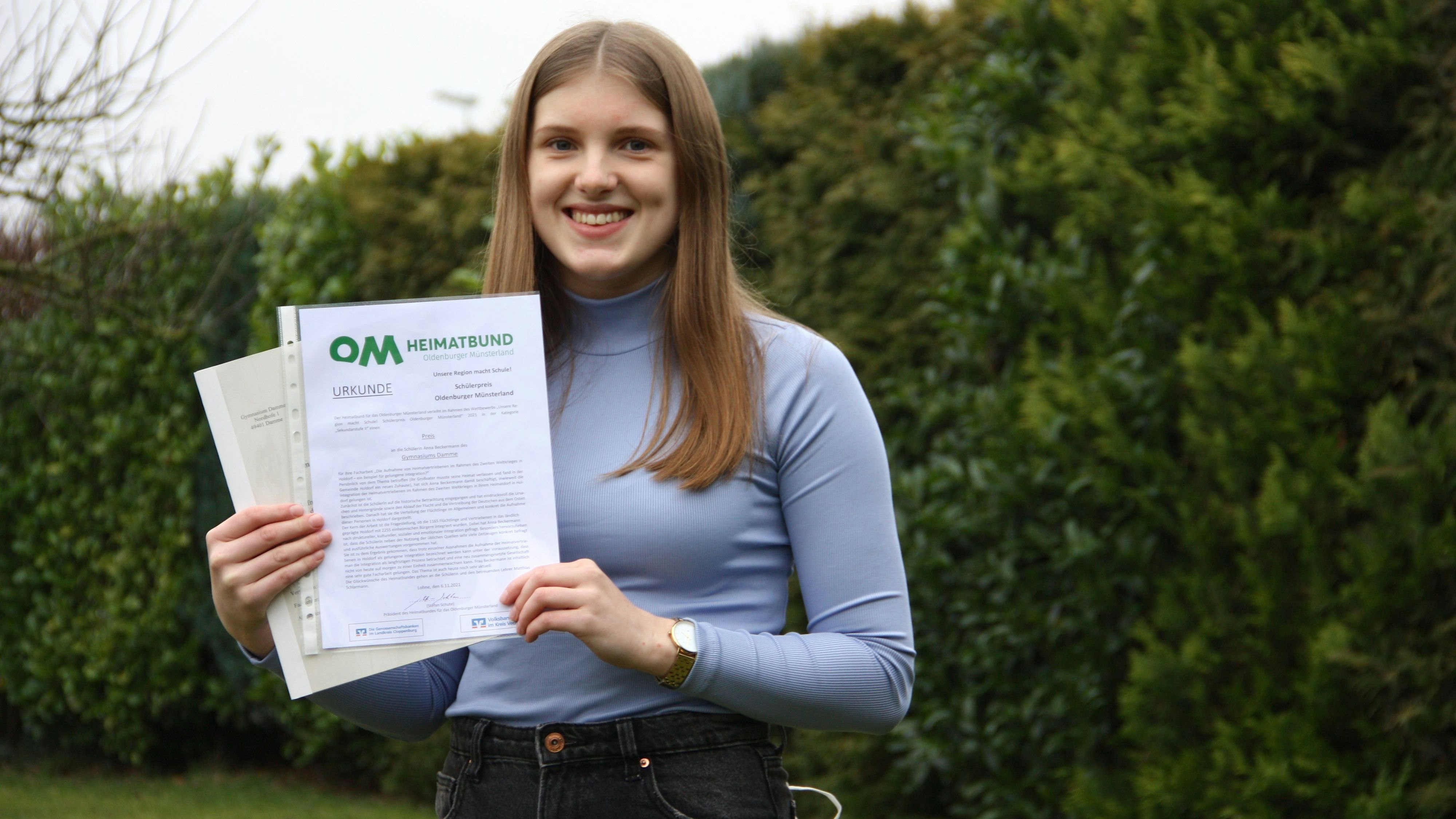 Zeigt ihre Facharbeit und ihre Urkunde zum Schülerpreis 2021: die 19-jährige Schülerin Anna Beckermann aus Holdorf. Foto: Bernhardt