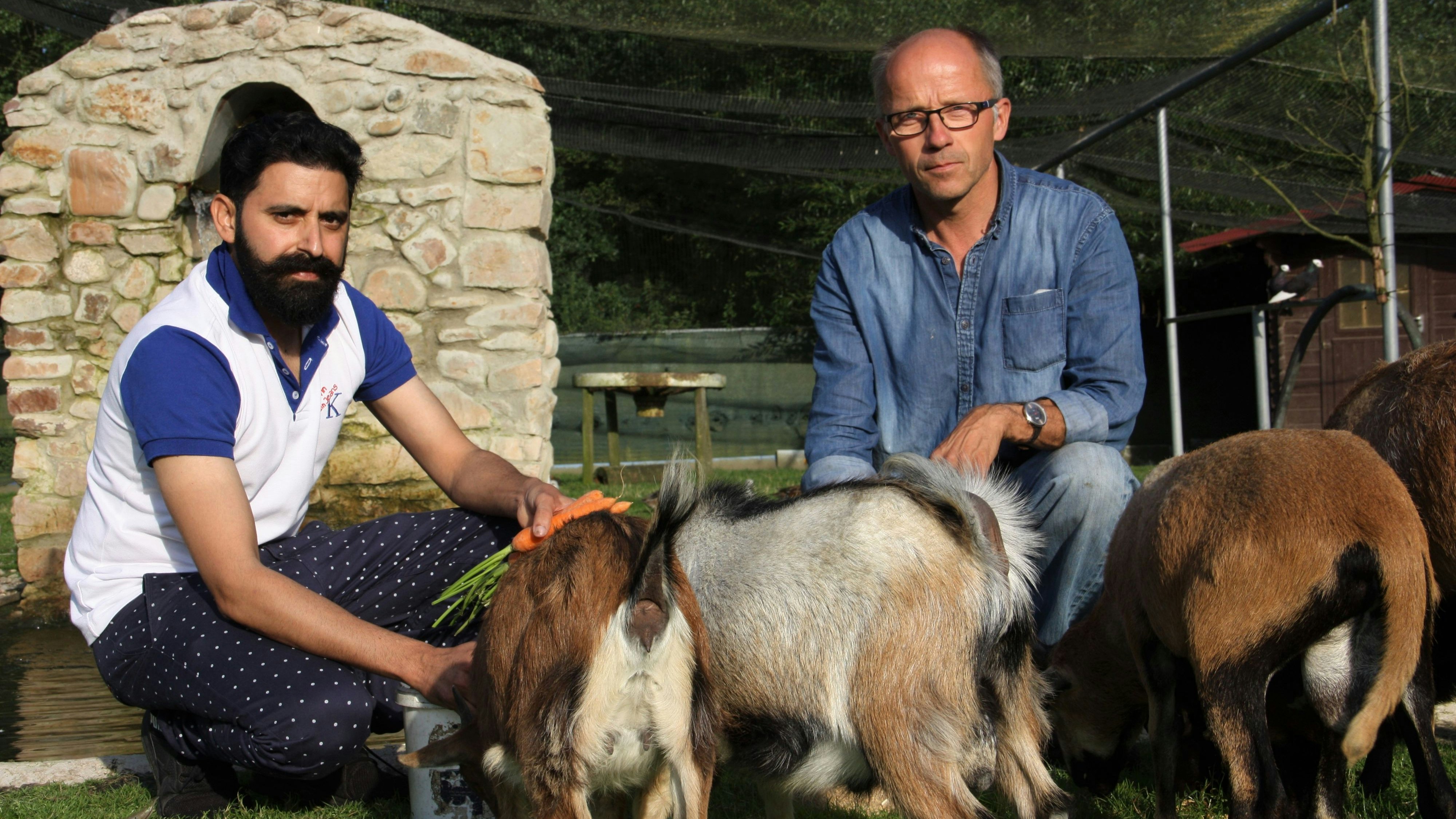 Leidenschaftliche Tierliebhaber: Der Besitzer des Zoos, Sami Khan (links), und der Gründer Andreas Oevermann. Fotos: Bernhardt