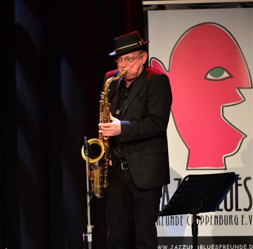 Auch Saxophonist Jan Carstensen zeigte viel Spielfreude und genoss die Stimmung im Cloppenburger Kulturbahnhof. Foto: Heidkamp