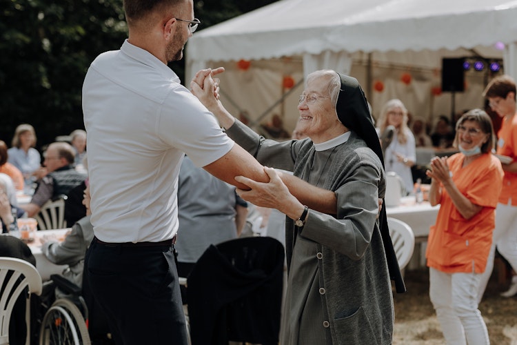 Vom Hocker gerissen: Eine Ordensschwester legt ein Tänzchen hin. Foto: Thygs