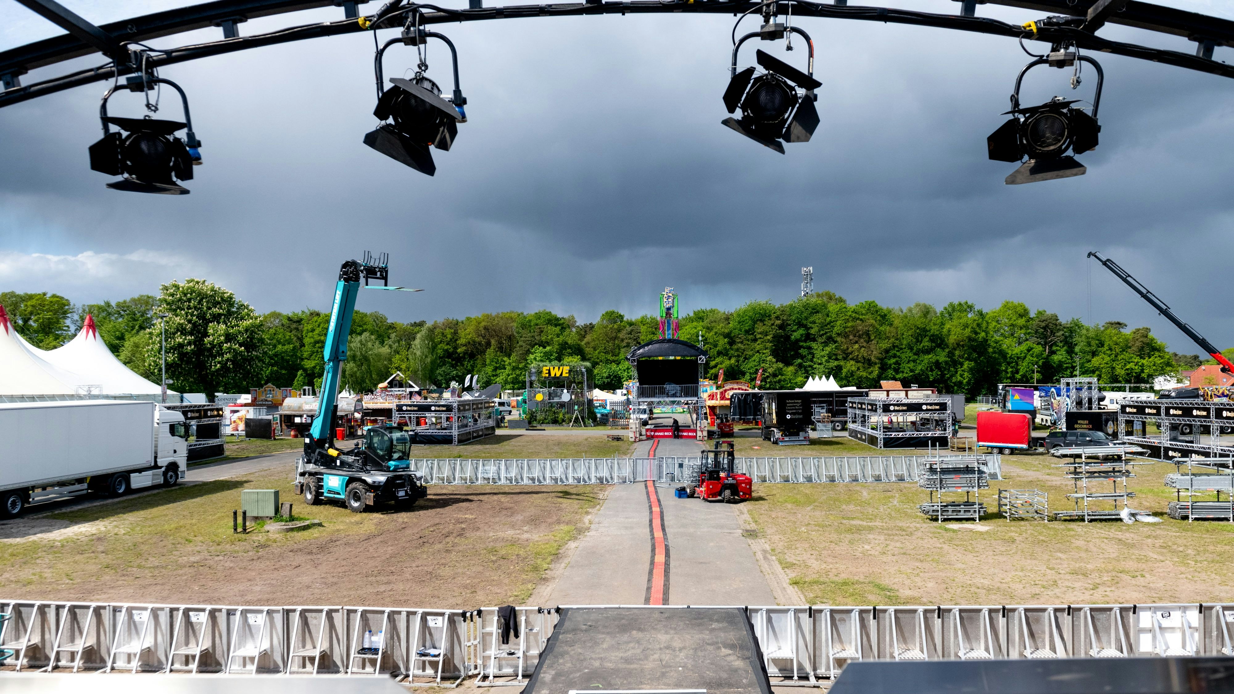 Blick von der Hauptbühne: Nach 9 Tagen ist der Aufbau des Festivalgeländes auf der Westerheide fast abgeschlossen. Foto: Chowanietz