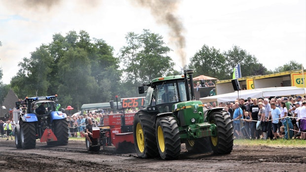Tractor-Pulling in Bösel-Glasdorf: PS-Giganten lassen ihre Muskeln spielen