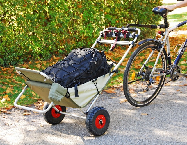 Mit einer nachrüstbaren Fahrraddeichsel lassen sich Transporthilfen auch als Fahrradanhänger nutzen. Foto: djdEckla