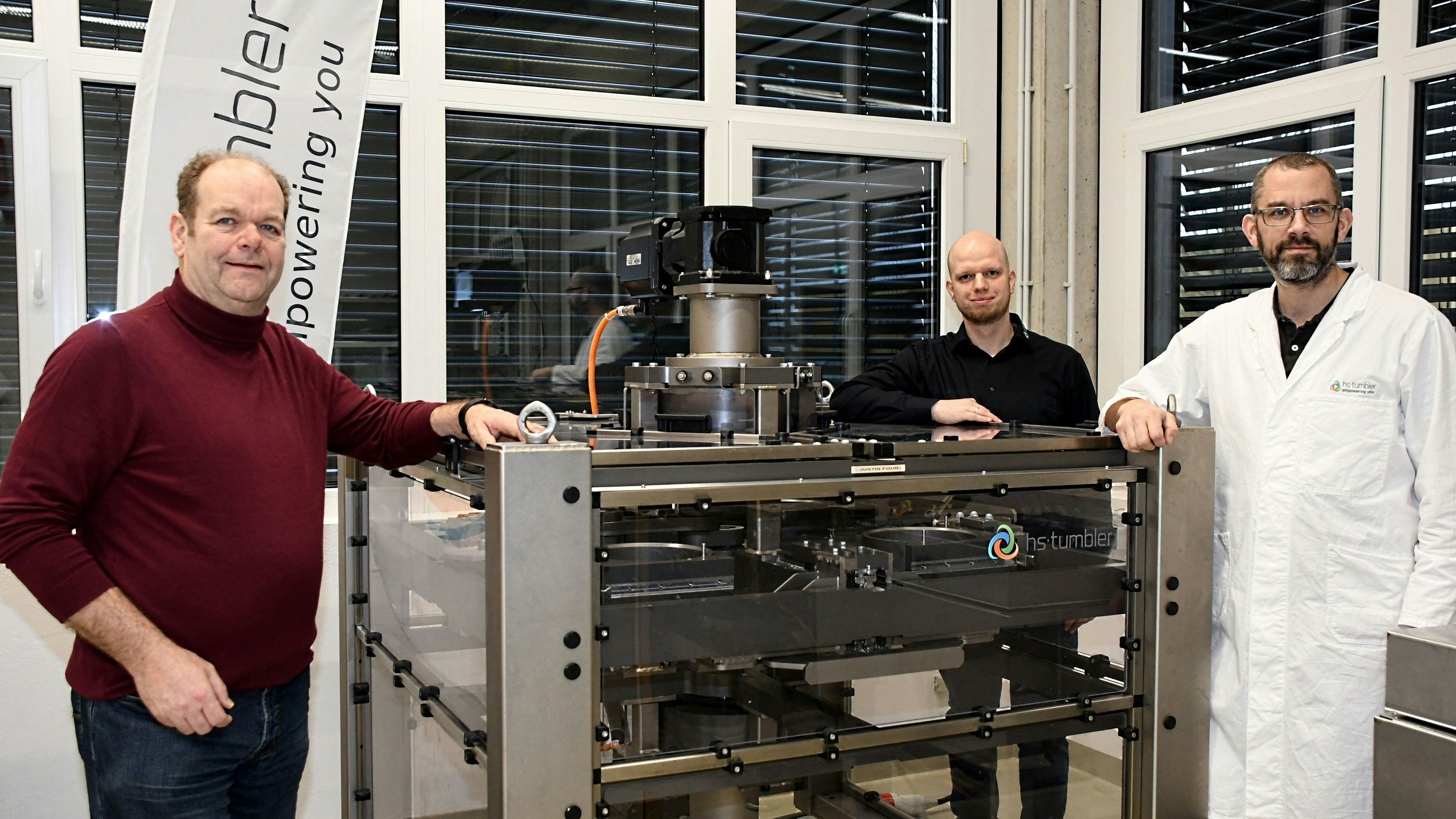 Erfindergeist: Bernhard Hukelmann (links) stellt sein Multifunktionsgerät gemeinsam mit seinen&nbsp;Mitarbeitern Christoph Specht und Bernd Himperich (rechts) vor. Foto: Lüders