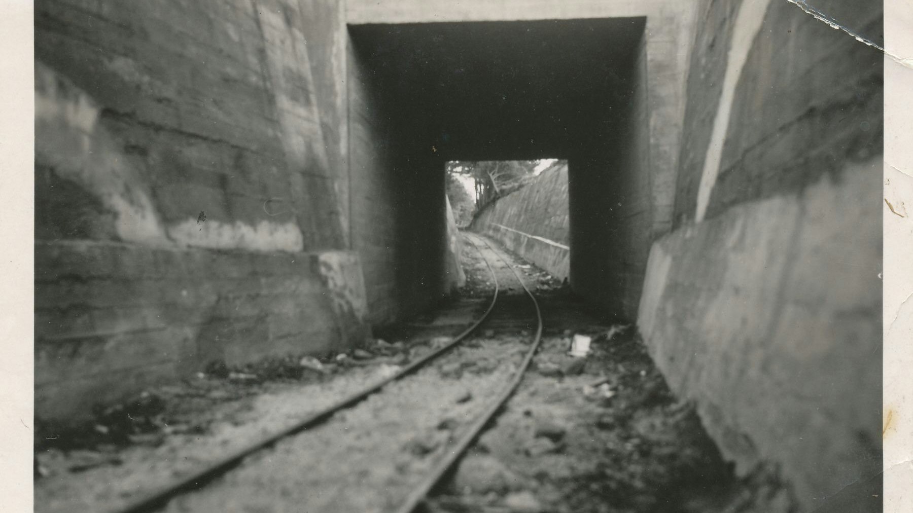 Transportweg für Torfballen: Der Tunnel unter der Steinfelder Straße in einer historischen Aufnahme aus dem Stadtmedienarchiv im Heimatverein Lohne. Foto: Stadtmedienarchiv