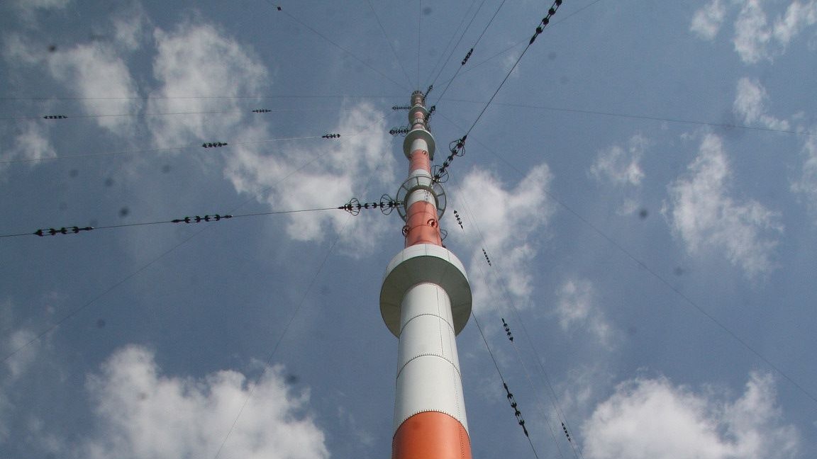Ganz schön hoch: Jeder Mast ist 352 Meter hoch, die Anlage damit das zweithöchste Bauwerk Deutschlands. Foto: Passmann