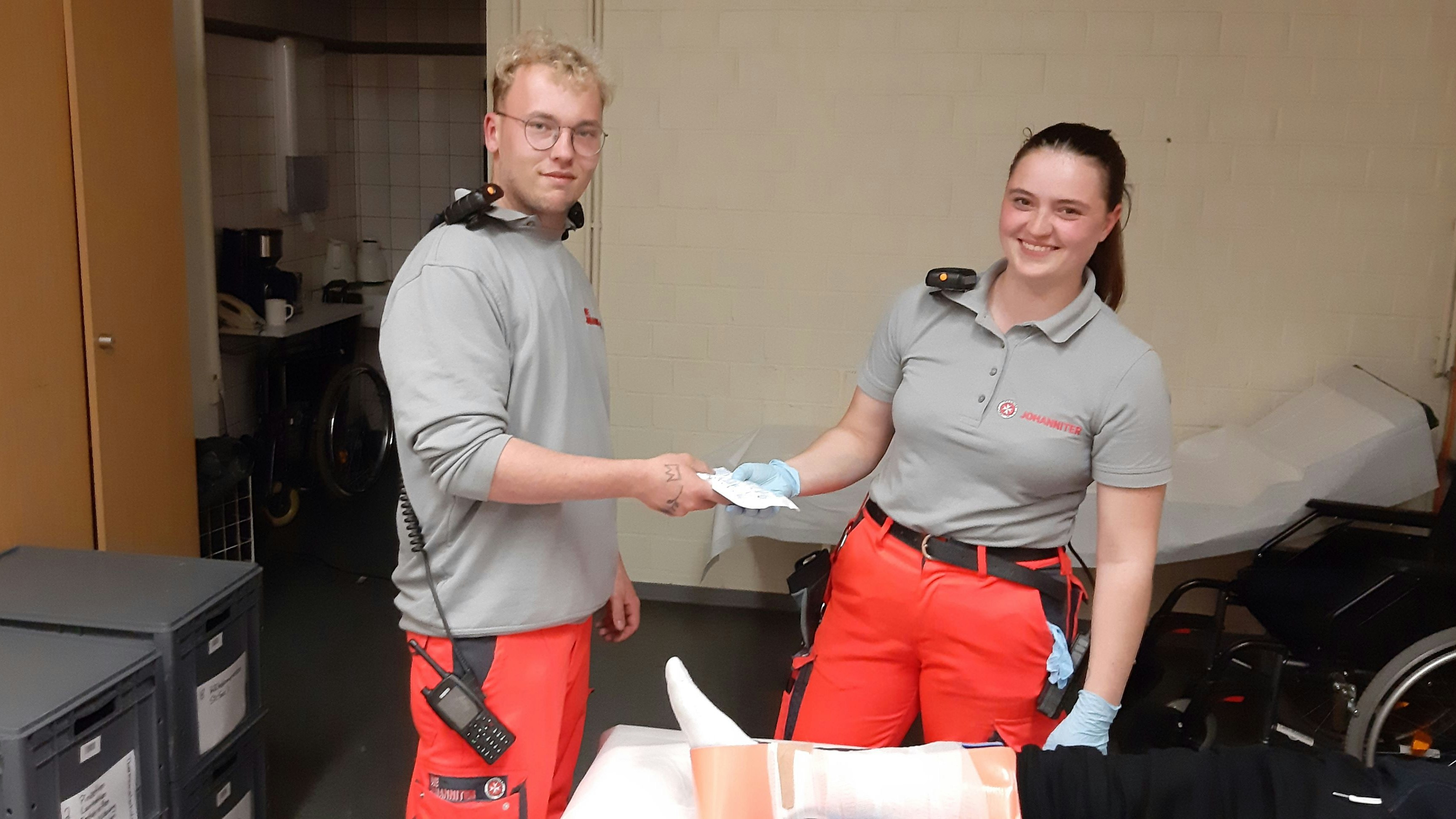 Gut beschäftigt: Abschnittsleiter Jonas Niemann und Kollegin Erika hatten in den Weser-Ems-Hallen viel zu tun. Foto: Stapf/Johanniter