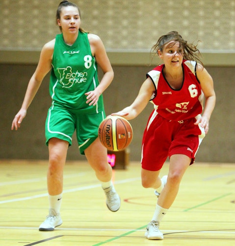 Derzeit noch ohne Kontakt zum Gegner: Vördens Basketballerin Jana Sprehe (rechts), hier im Spiel gegen Rotenburg II. Foto: Schikora